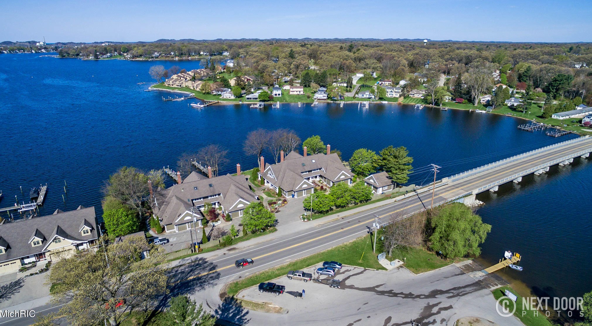 17525 Fruitport Rd, Spring Lake MI 49456-1879 exterior