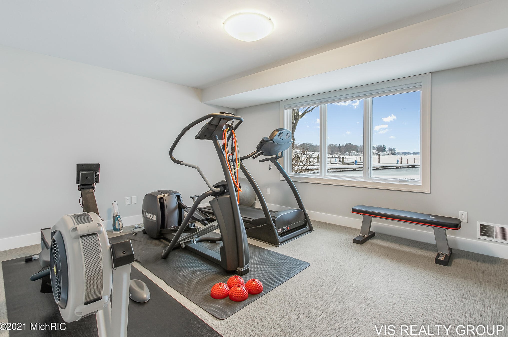 17525 Fruitport Rd, Spring Lake MI 49456-1879 exterior