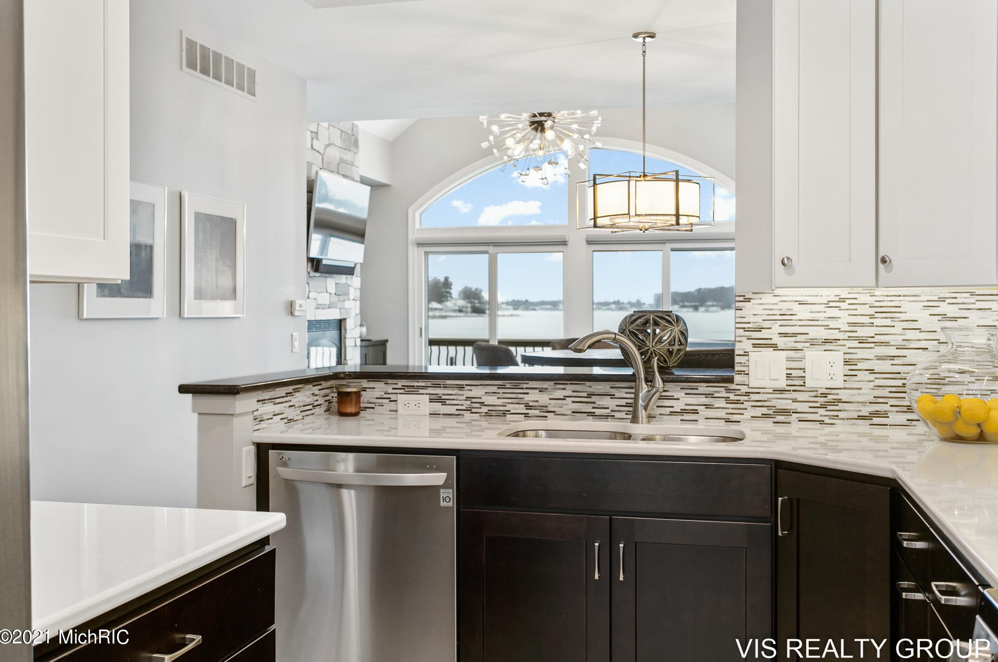 17525 Fruitport Rd, Spring Lake MI 49456-1879 exterior