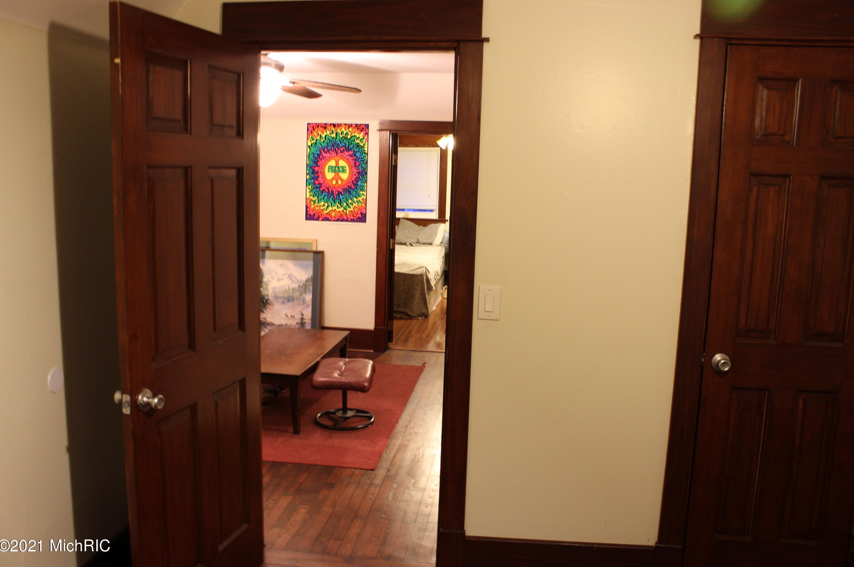 1053 Jackson St, Grand Rapids MI 49504-5481 exterior