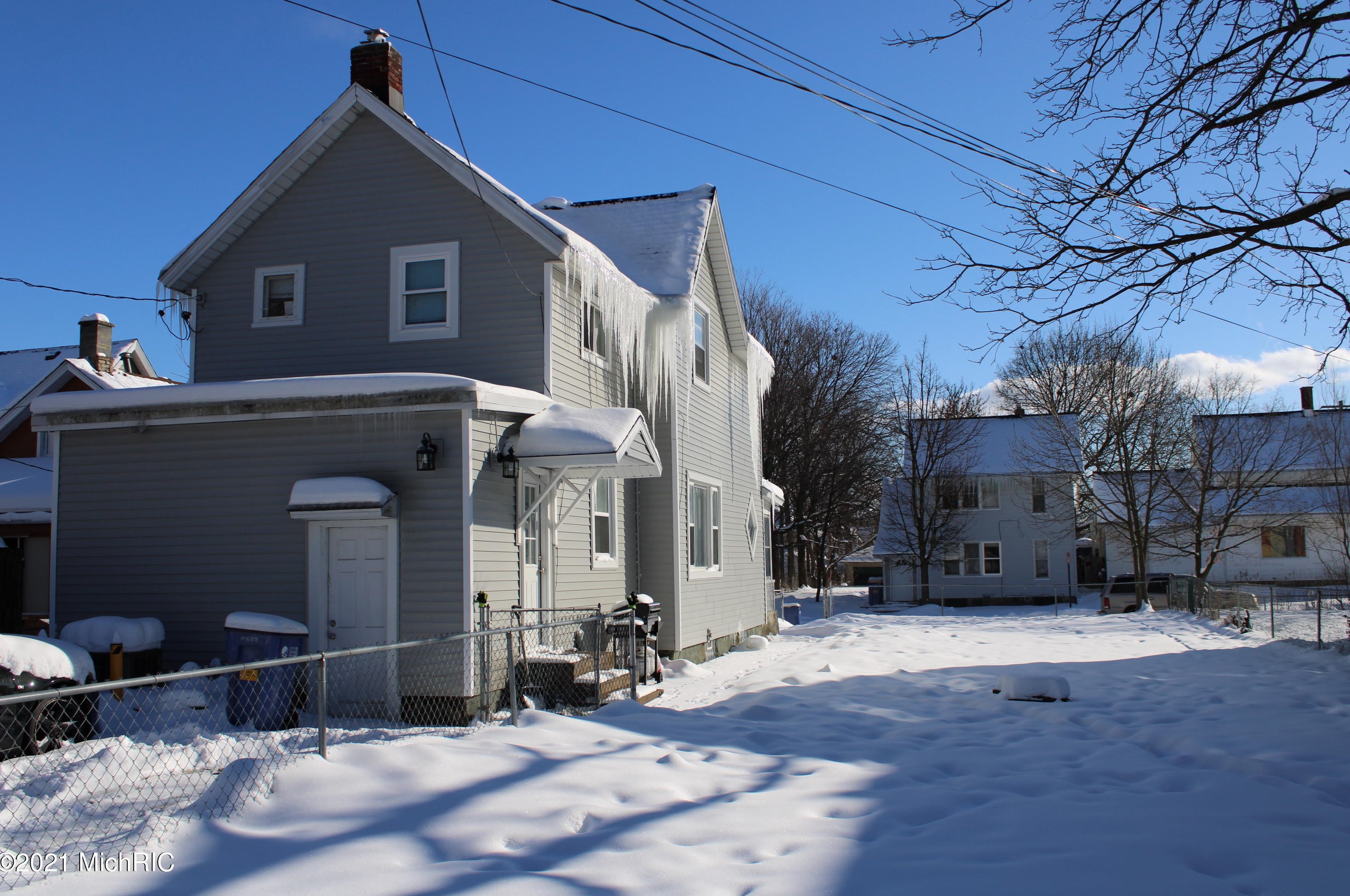 1053 Jackson St, Grand Rapids MI  49504-5481 exterior