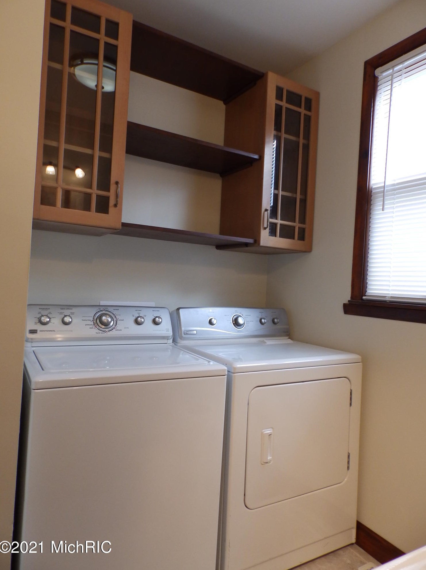 1053 Jackson St, Grand Rapids MI 49504-5481 exterior