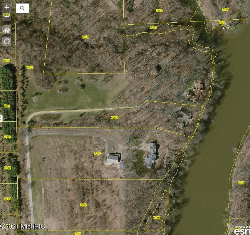 7205 60th St, Grand Rapids MI  49512-9611 exterior