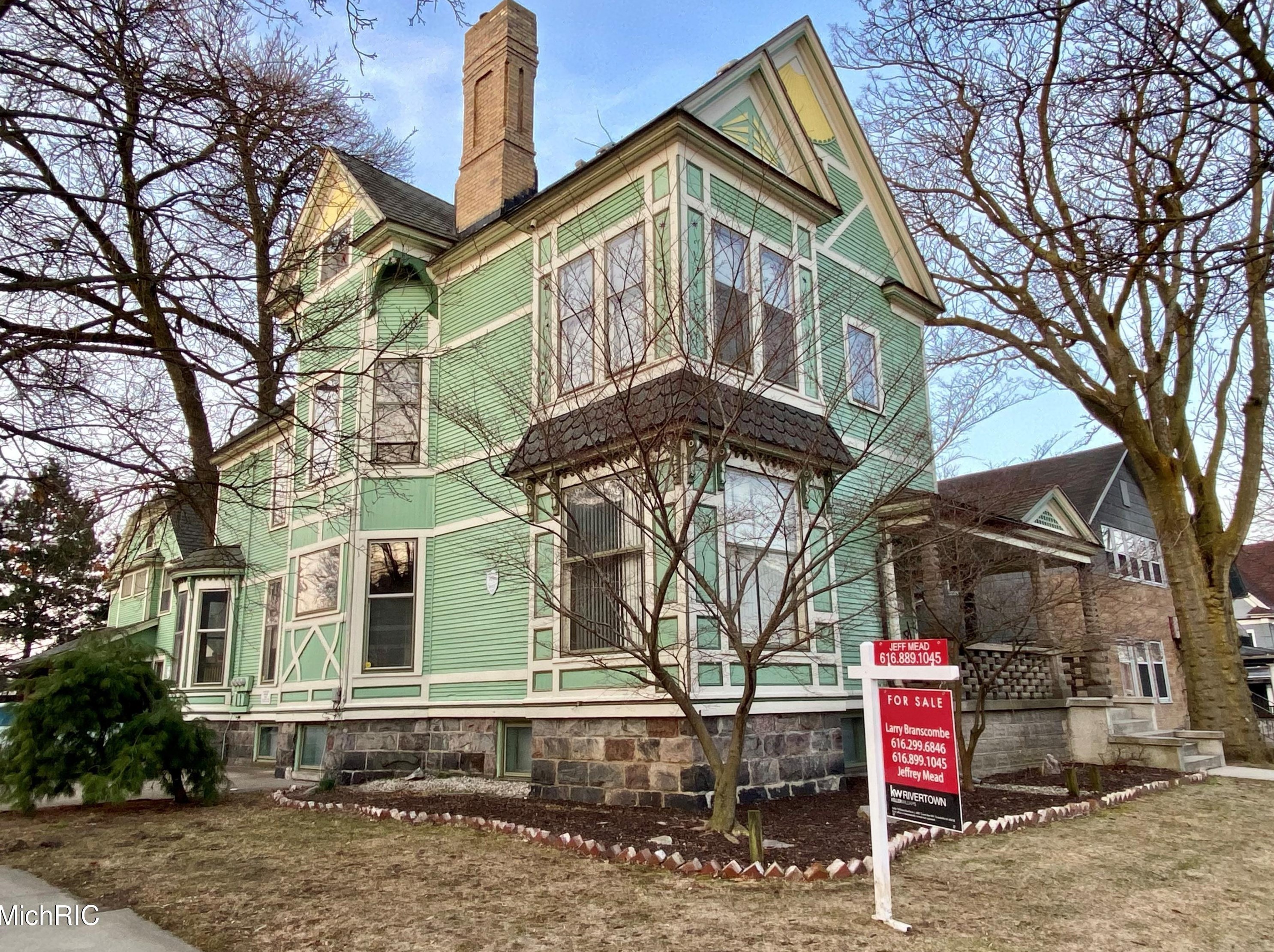 326 Cherry St, Grand Rapids MI 49503-4610 exterior