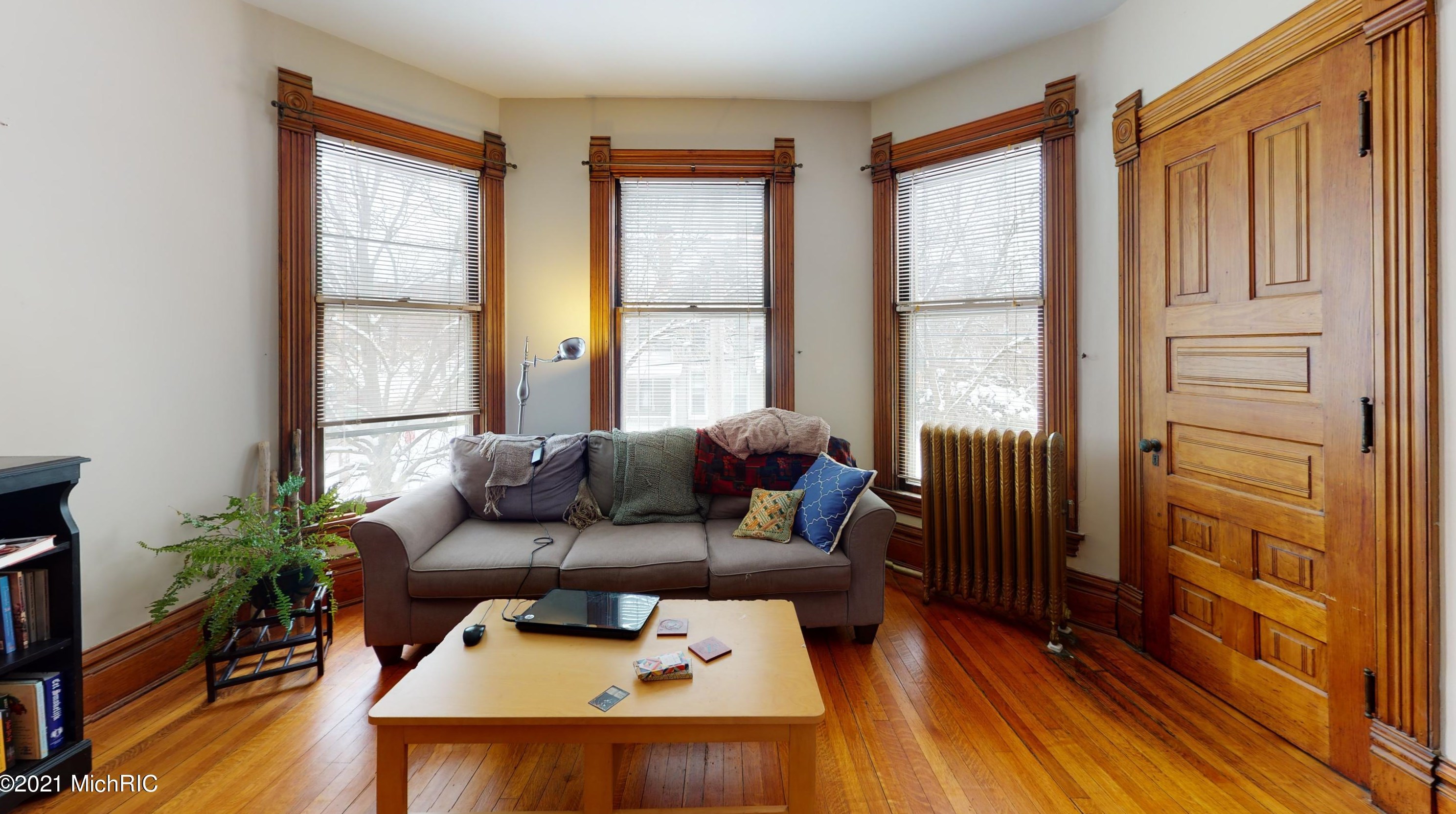 326 Cherry St, Grand Rapids MI 49503-4610 exterior