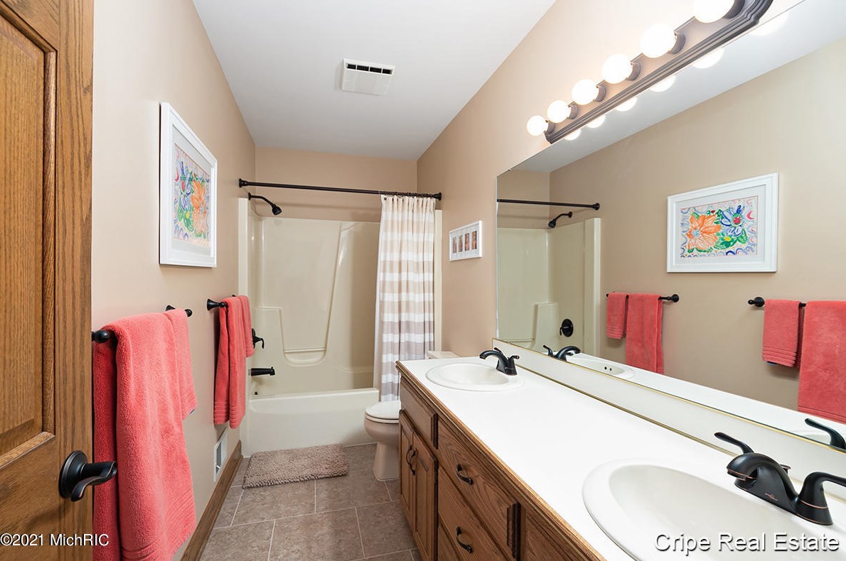 7040 Old Lantern Dr, Caledonia MI 49316-9065 exterior