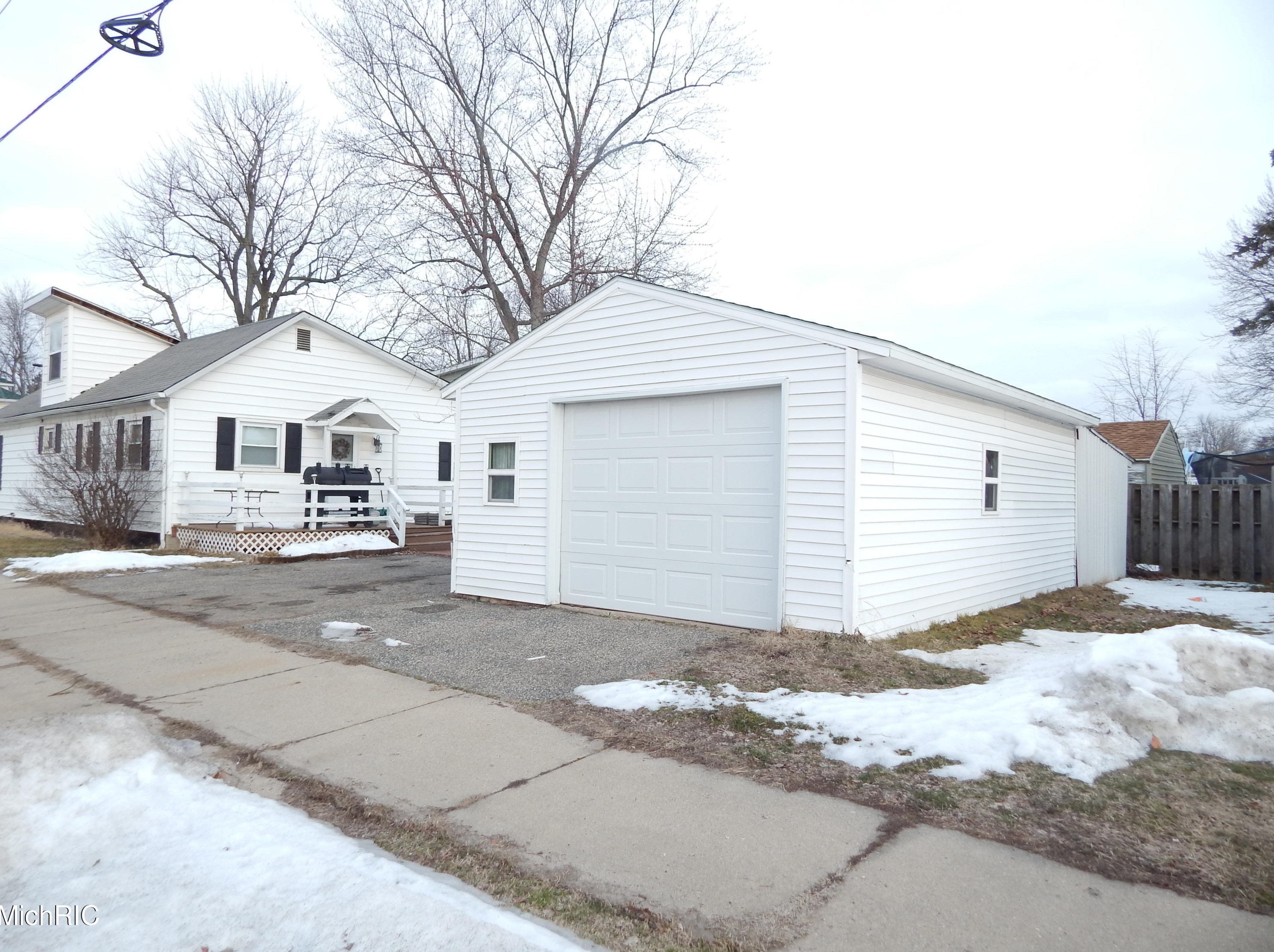 192 Union St, Sparta MI 49345-1141 exterior