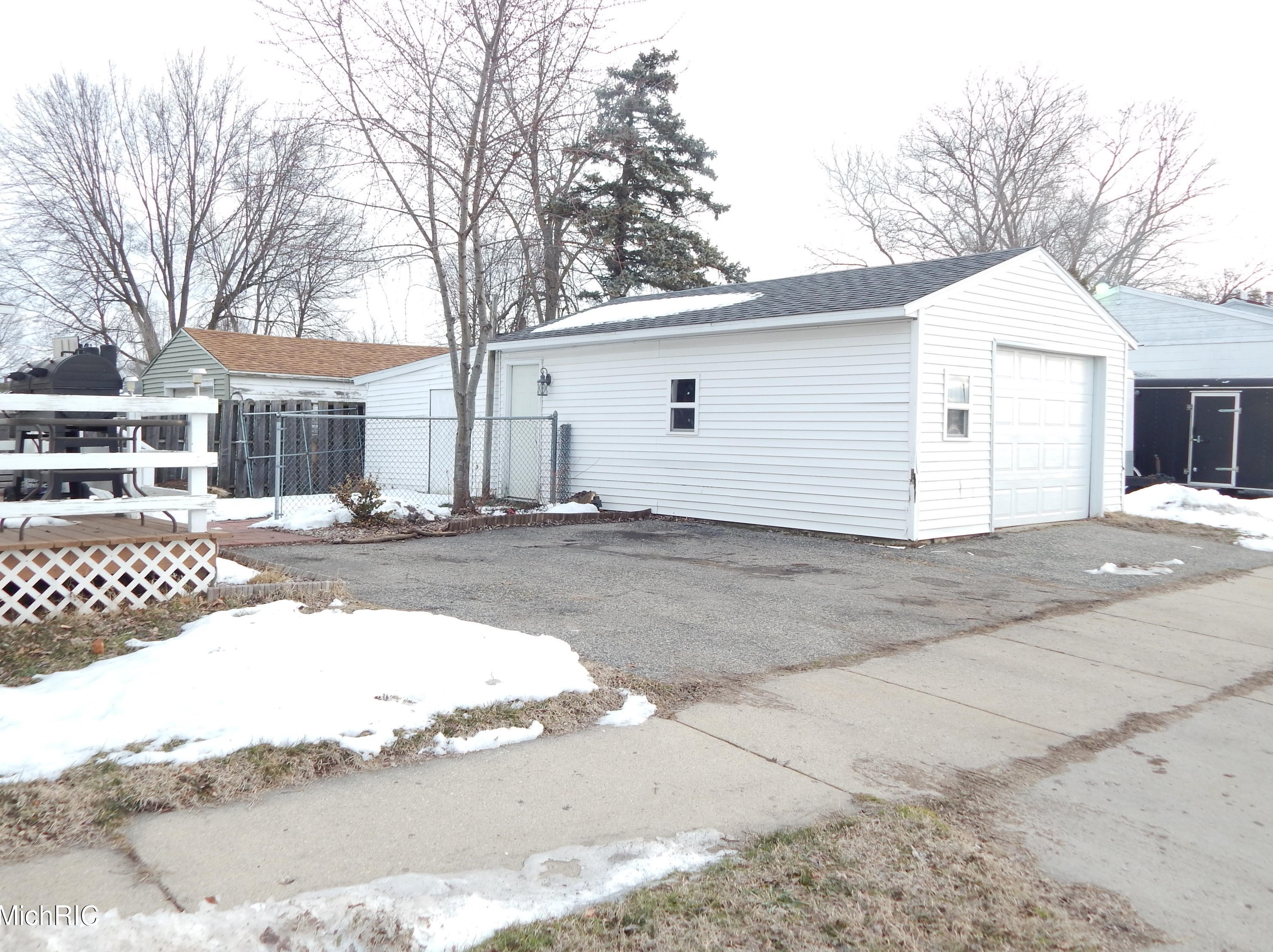 192 Union St, Sparta MI 49345-1141 exterior