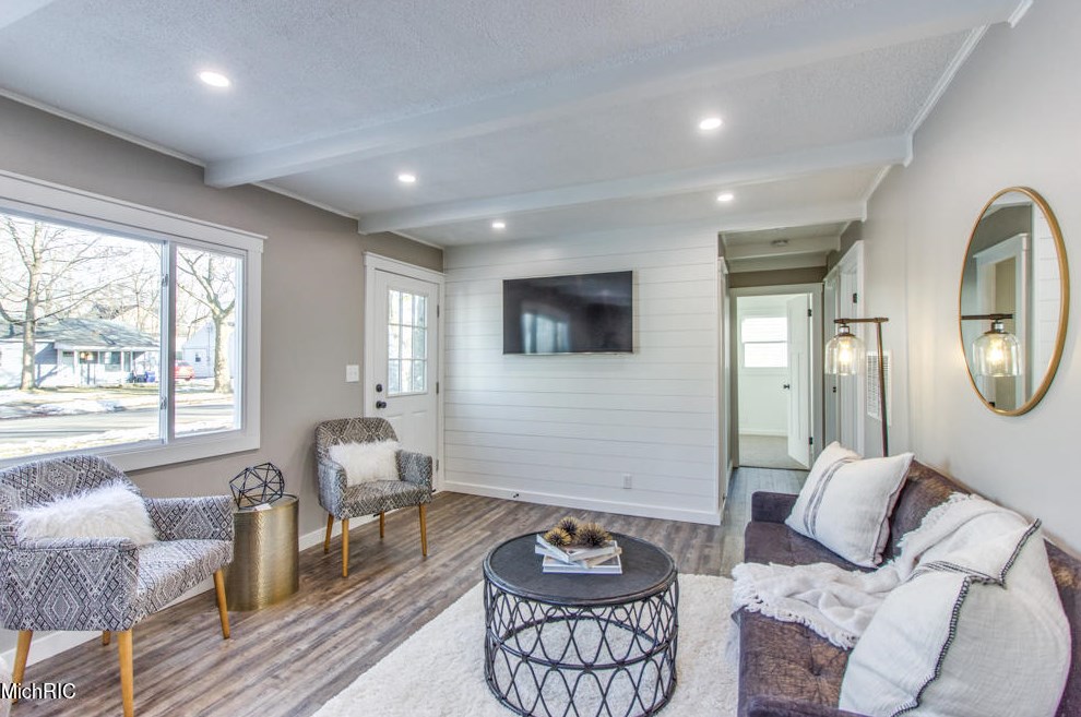 1349 Eastern Pl, Grand Rapids MI 49505-5221 exterior