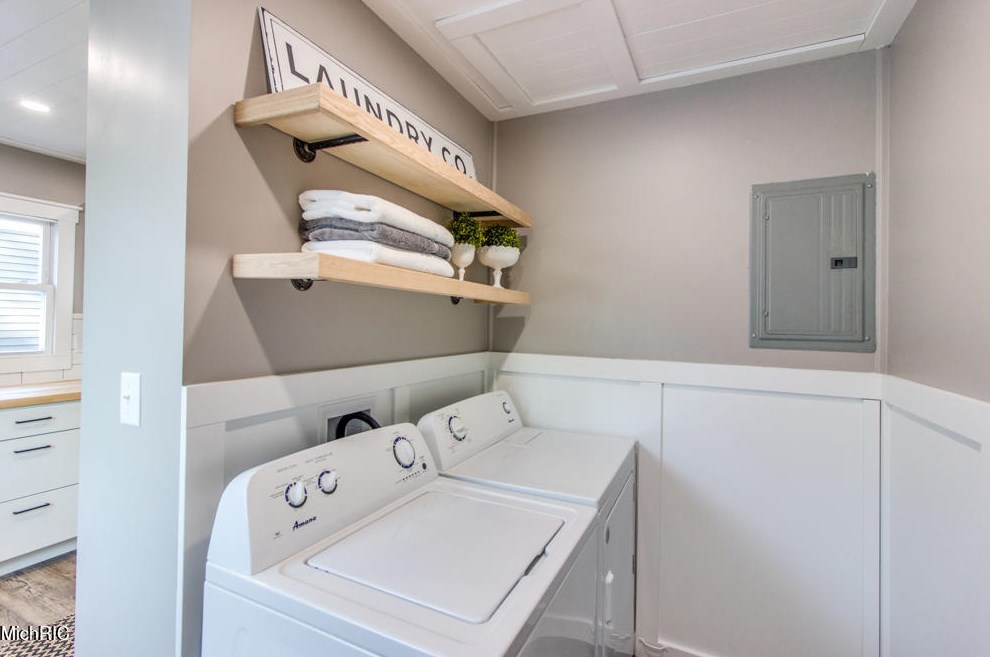 1349 Eastern Pl, Grand Rapids MI 49505-5221 exterior