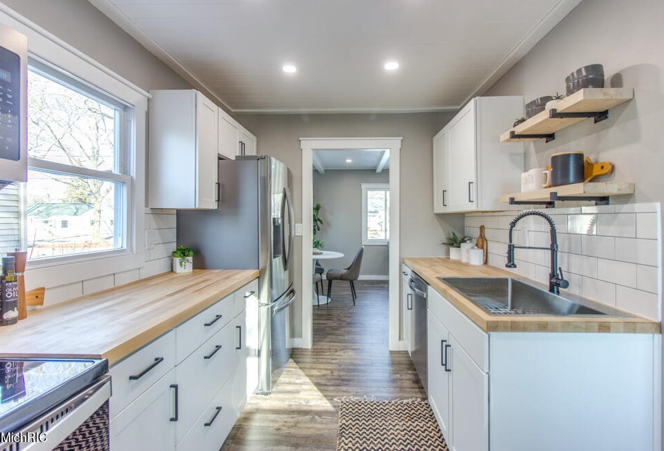 1349 Eastern Pl, Grand Rapids MI 49505-5221 exterior