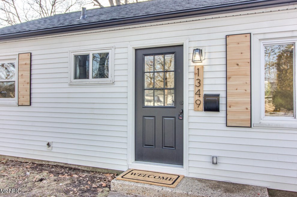 1349 Eastern Pl, Grand Rapids MI  49505-5221 exterior