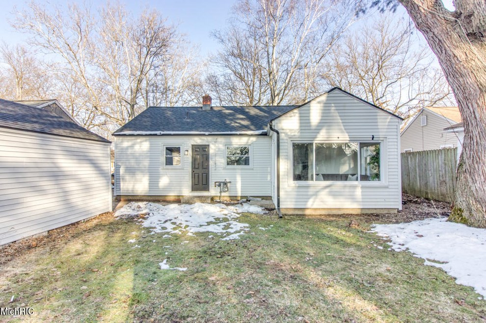 1349 Eastern Pl, Grand Rapids MI 49505-5221 exterior