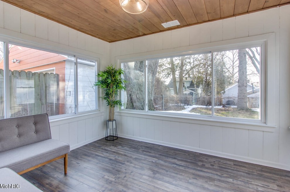 1349 Eastern Pl, Grand Rapids MI 49505-5221 exterior