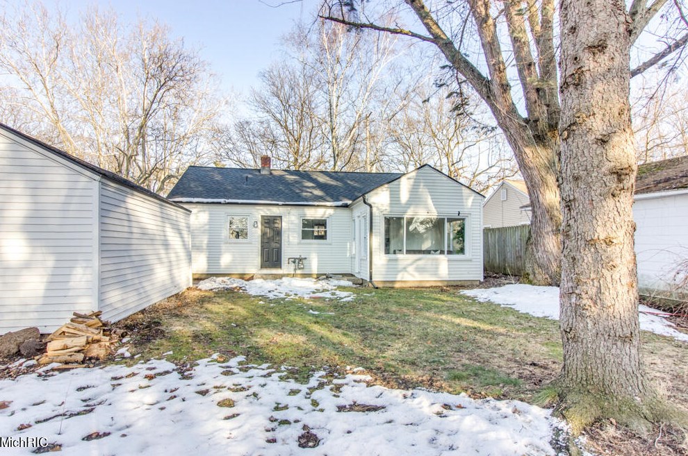 1349 Eastern Pl, Grand Rapids MI 49505-5221 exterior