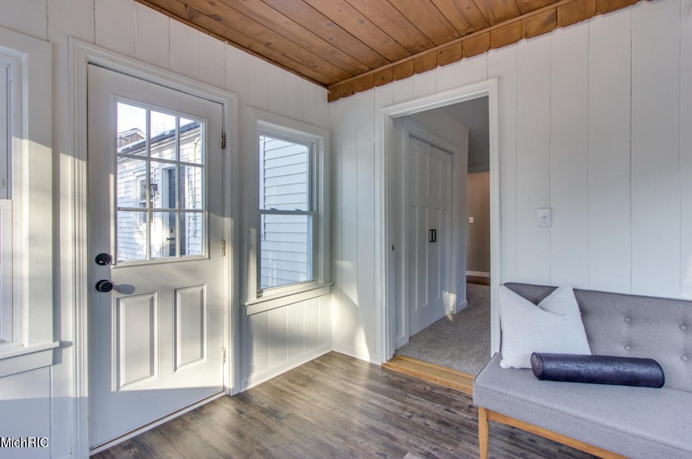 1349 Eastern Pl, Grand Rapids MI 49505-5221 exterior