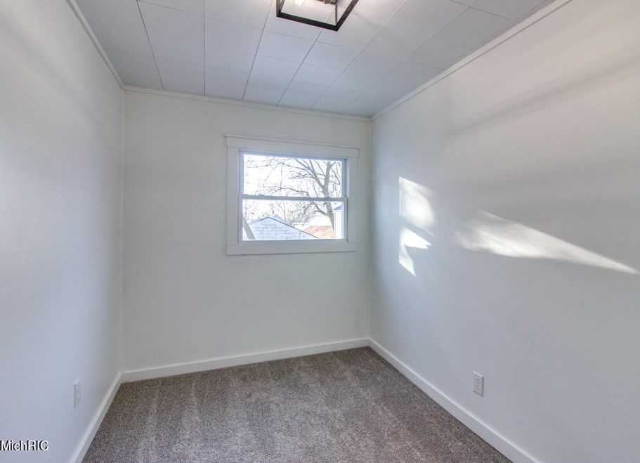 1349 Eastern Pl, Grand Rapids MI 49505-5221 exterior