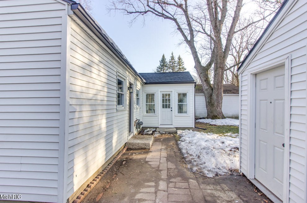 1349 Eastern Pl, Grand Rapids MI 49505-5221 exterior