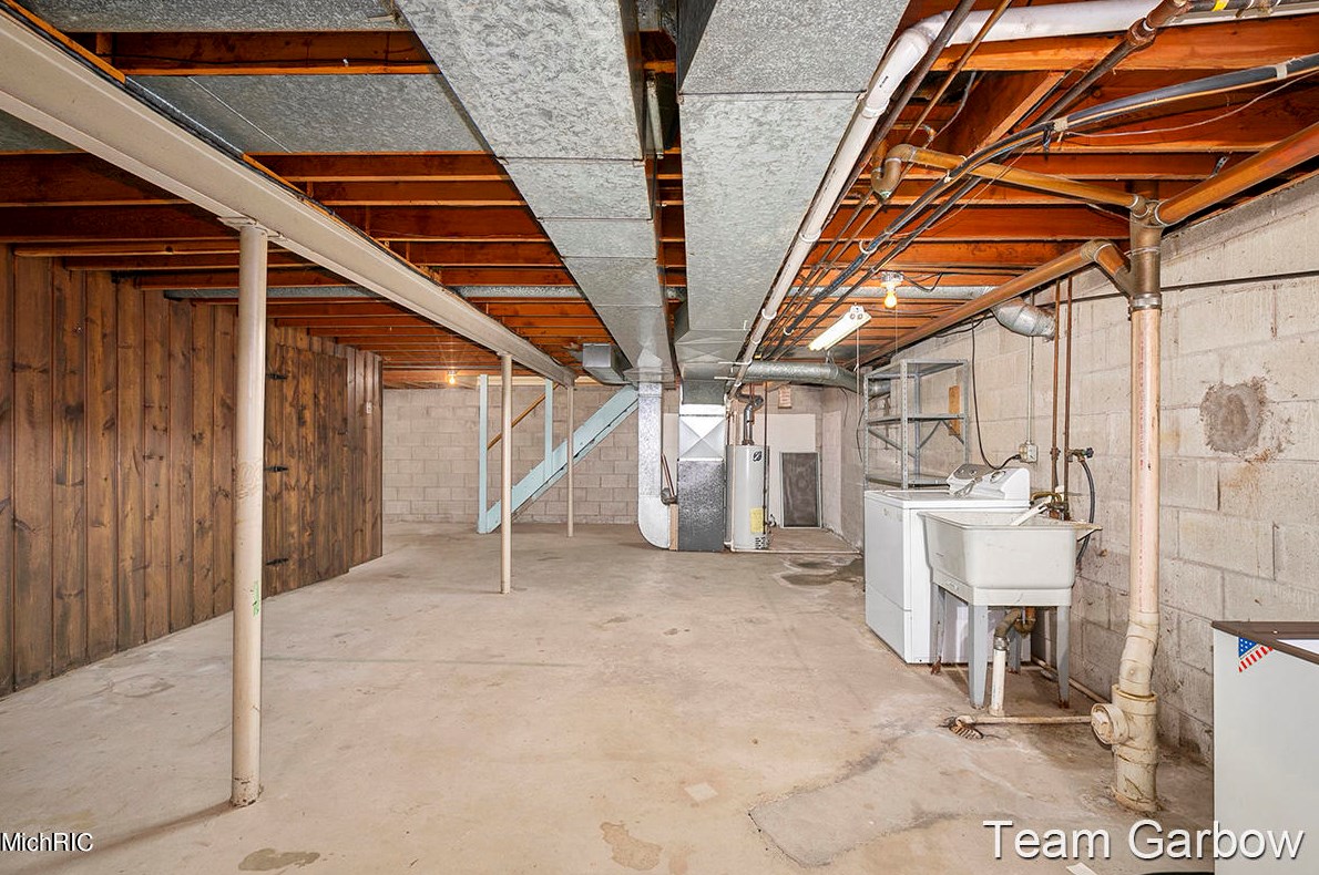 5083 Stony Crk Ave, Comstock Park MI 49321-9213 exterior