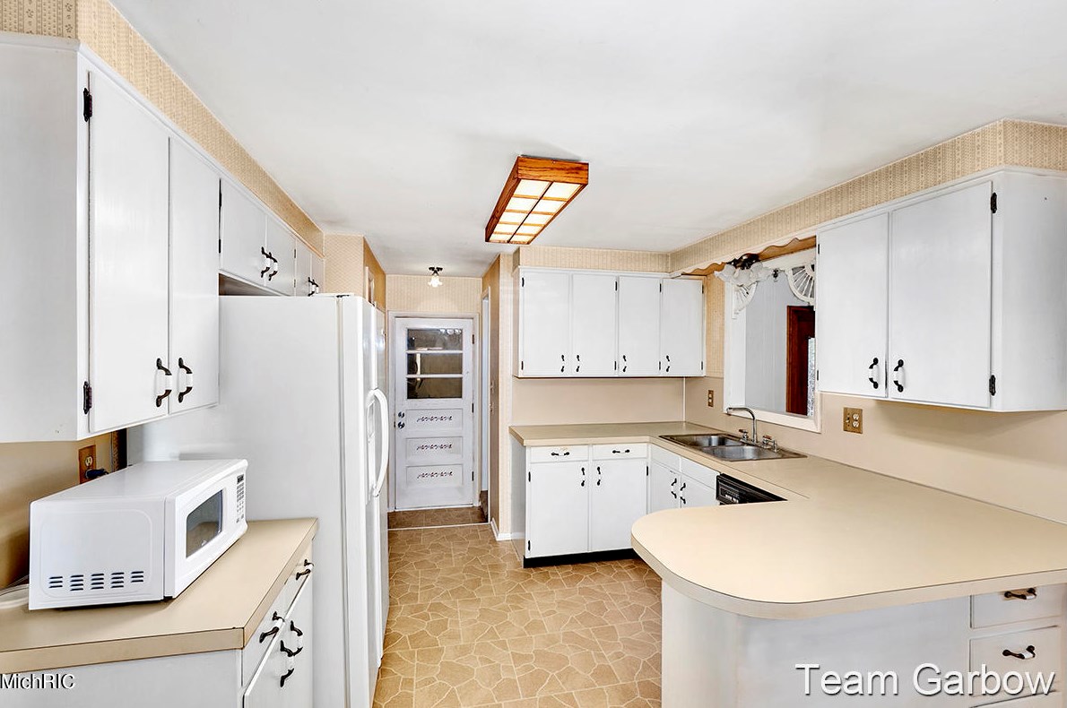 5083 Stony Crk Ave, Comstock Park MI 49321-9213 exterior