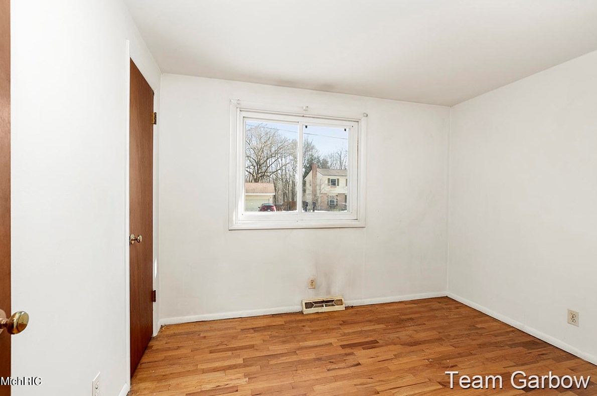 5083 Stony Crk Ave, Comstock Park MI 49321-9213 exterior