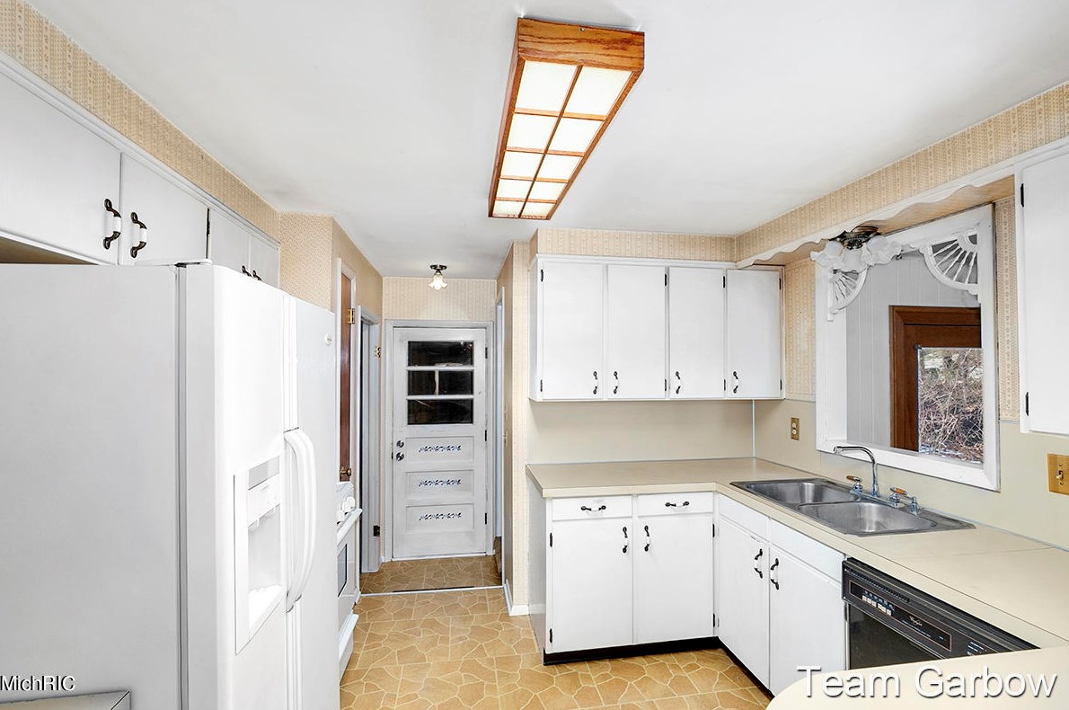 5083 Stony Crk Ave, Comstock Park MI 49321-9213 exterior