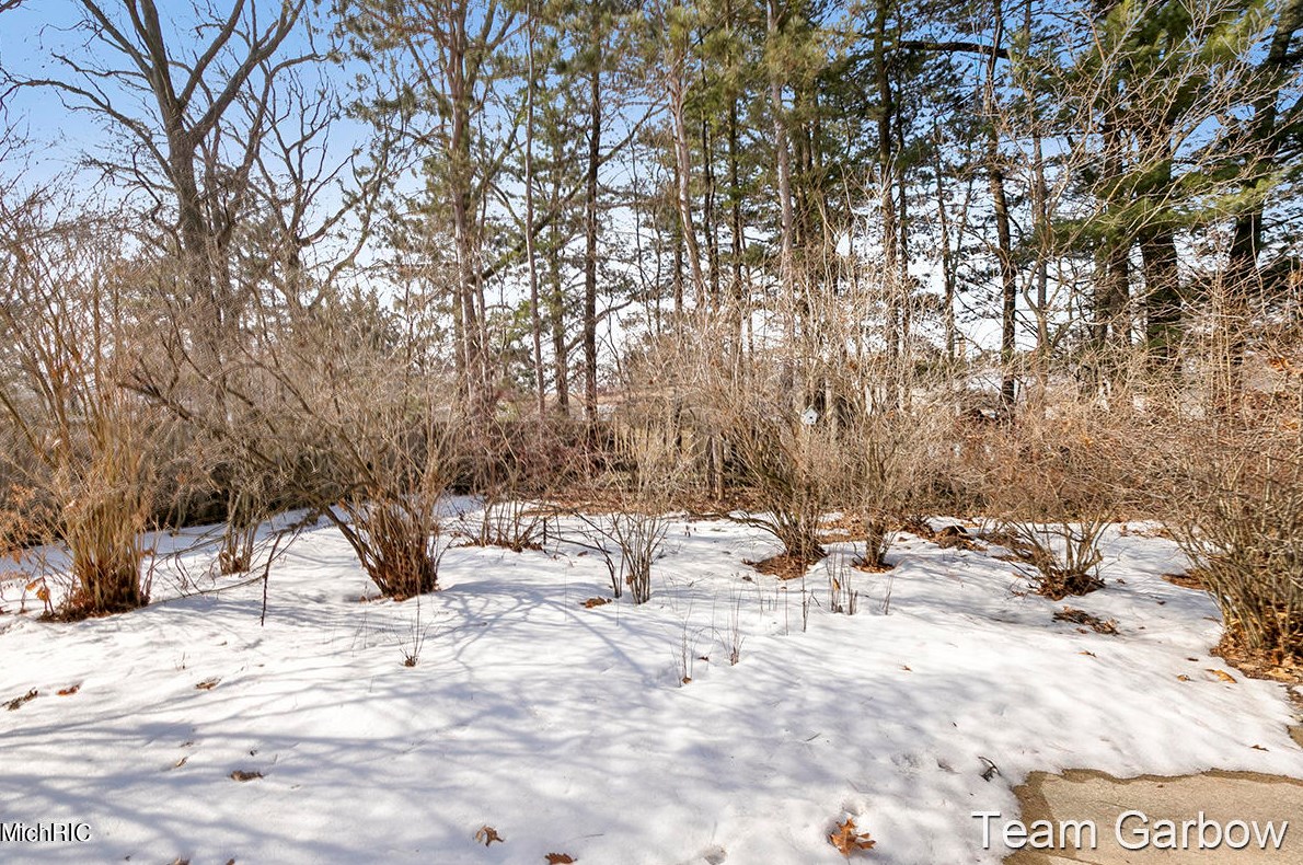 5083 Stony Crk Ave, Comstock Park MI 49321-9213 exterior