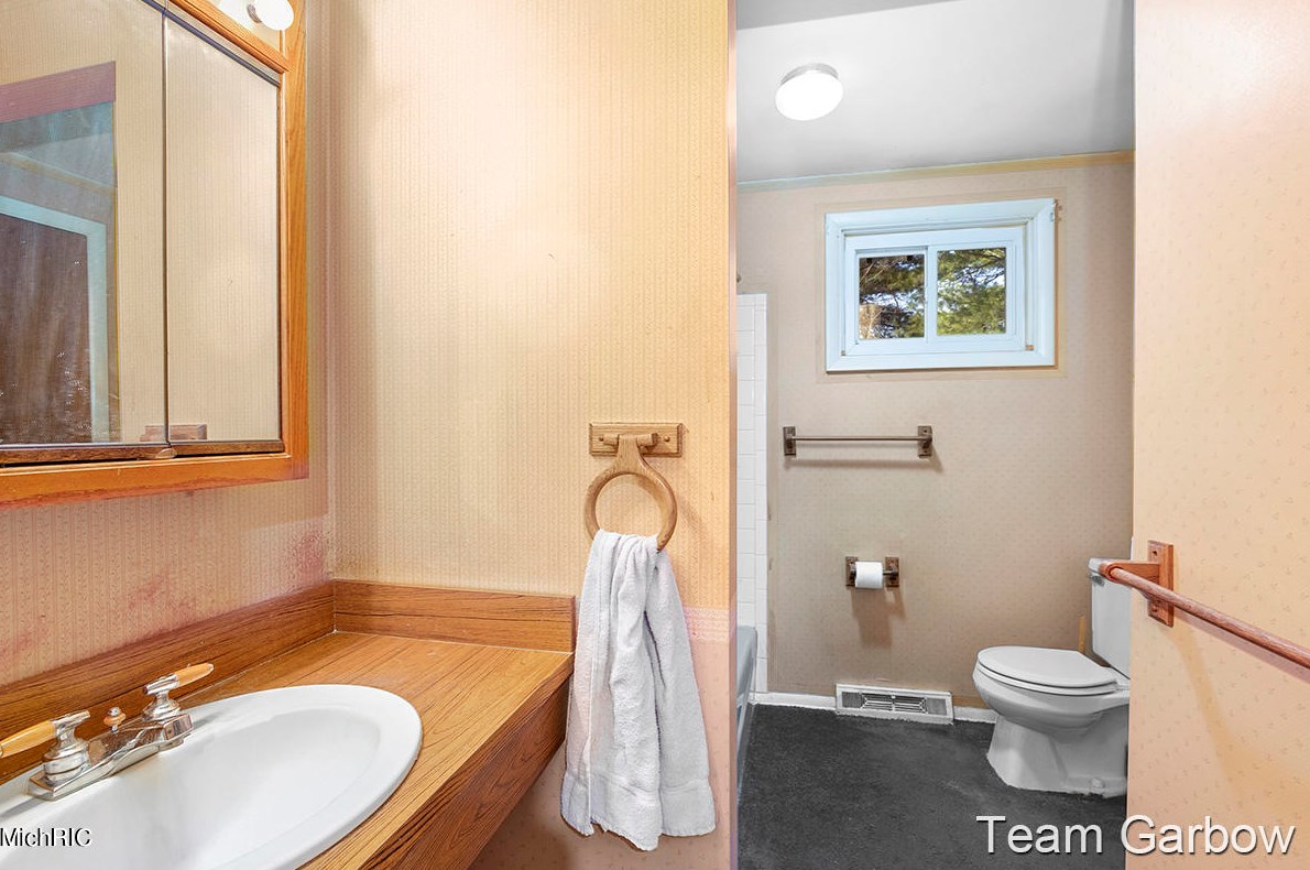 5083 Stony Crk Ave, Comstock Park MI 49321-9213 exterior