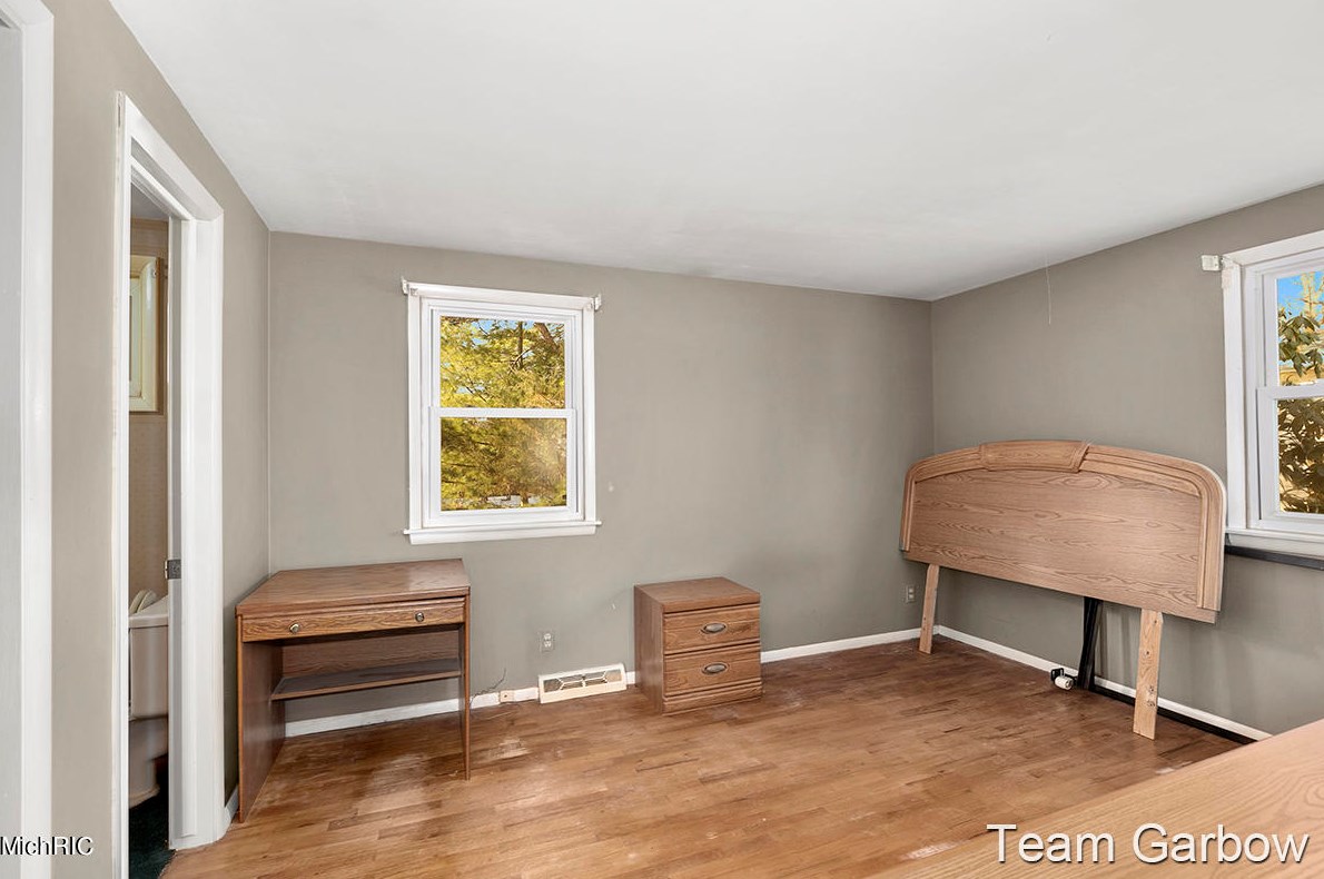 5083 Stony Crk Ave, Comstock Park MI 49321-9213 exterior