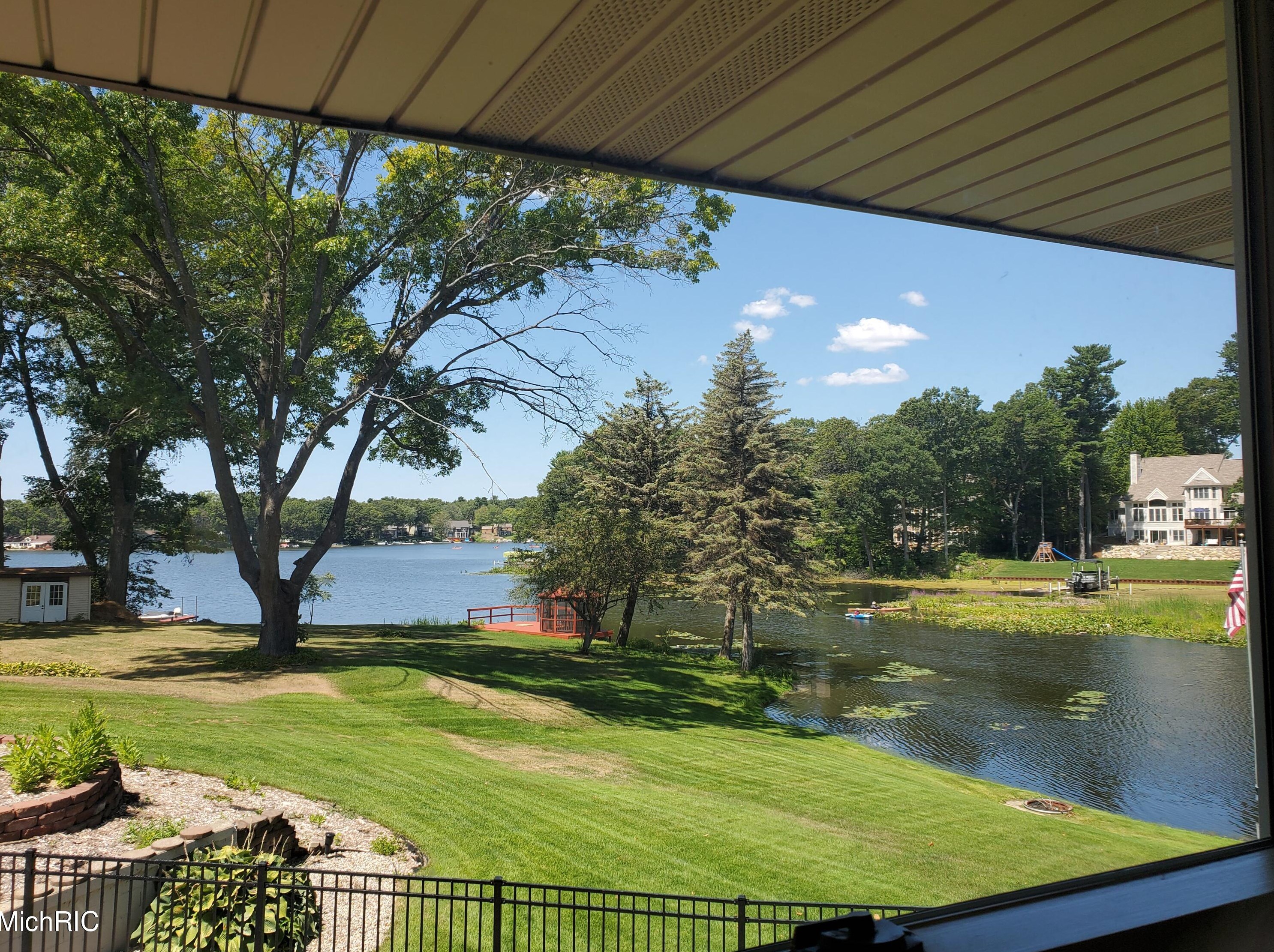 15489 Oak Dr, Spring Lake MI 49456-2147 exterior