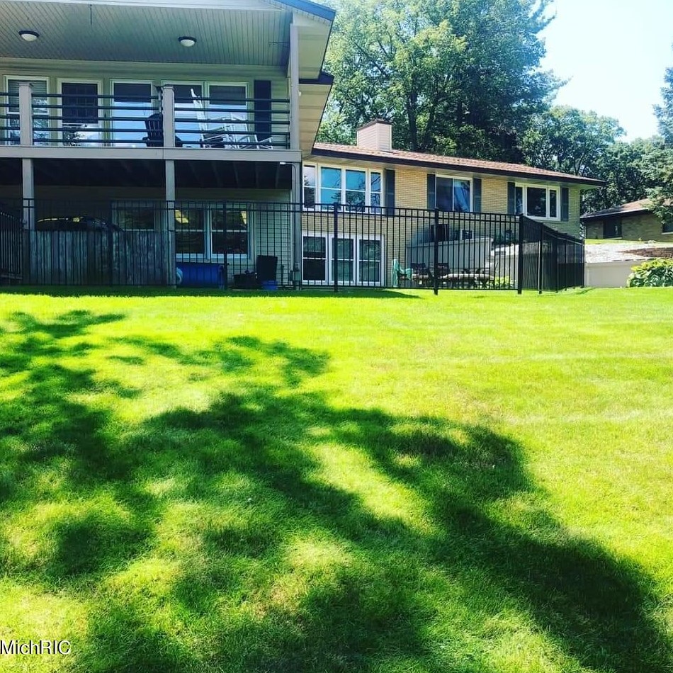 15489 Oak Dr, Spring Lake MI 49456-2147 exterior