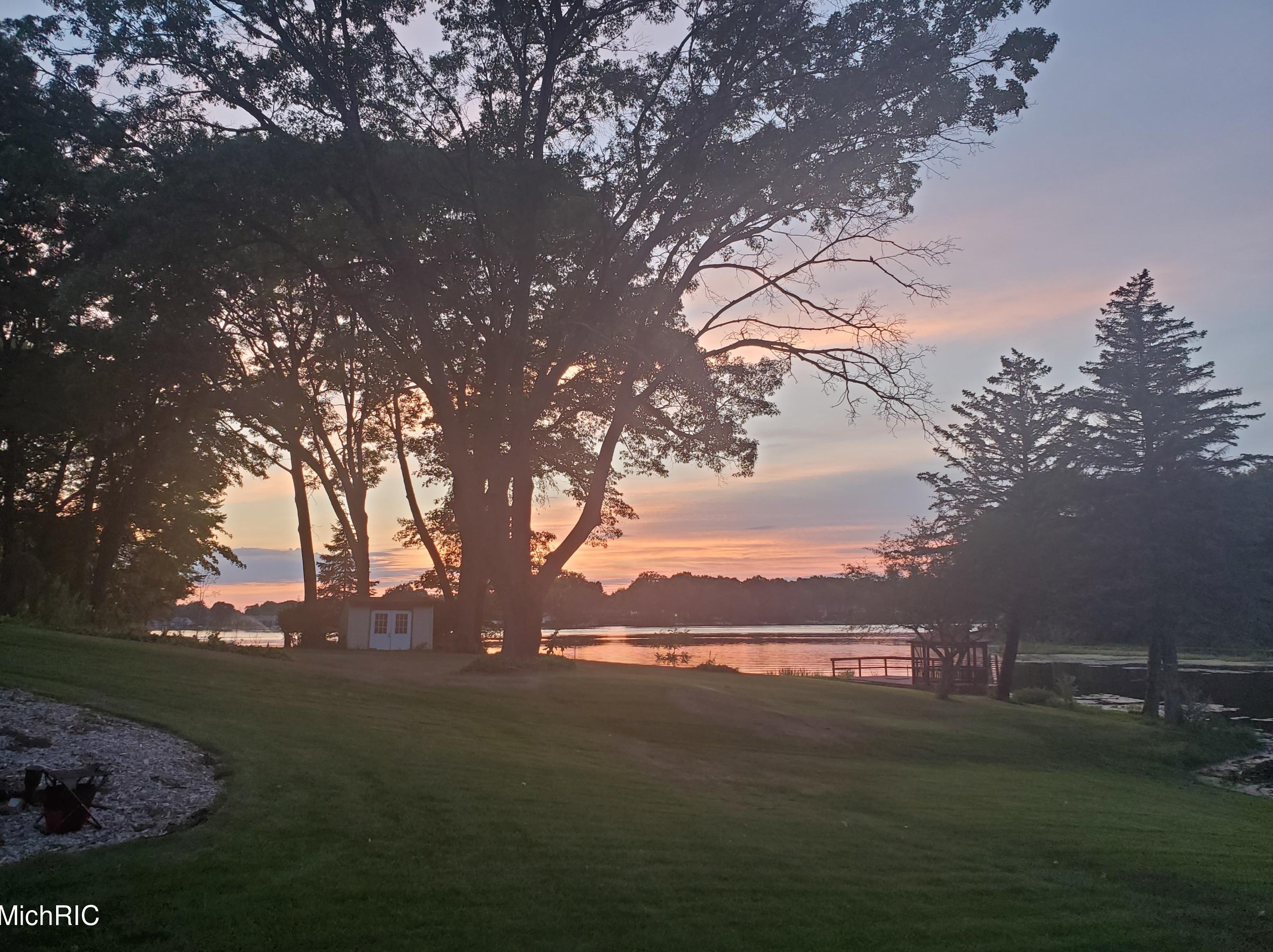 15489 Oak Dr, Spring Lake MI 49456-2147 exterior