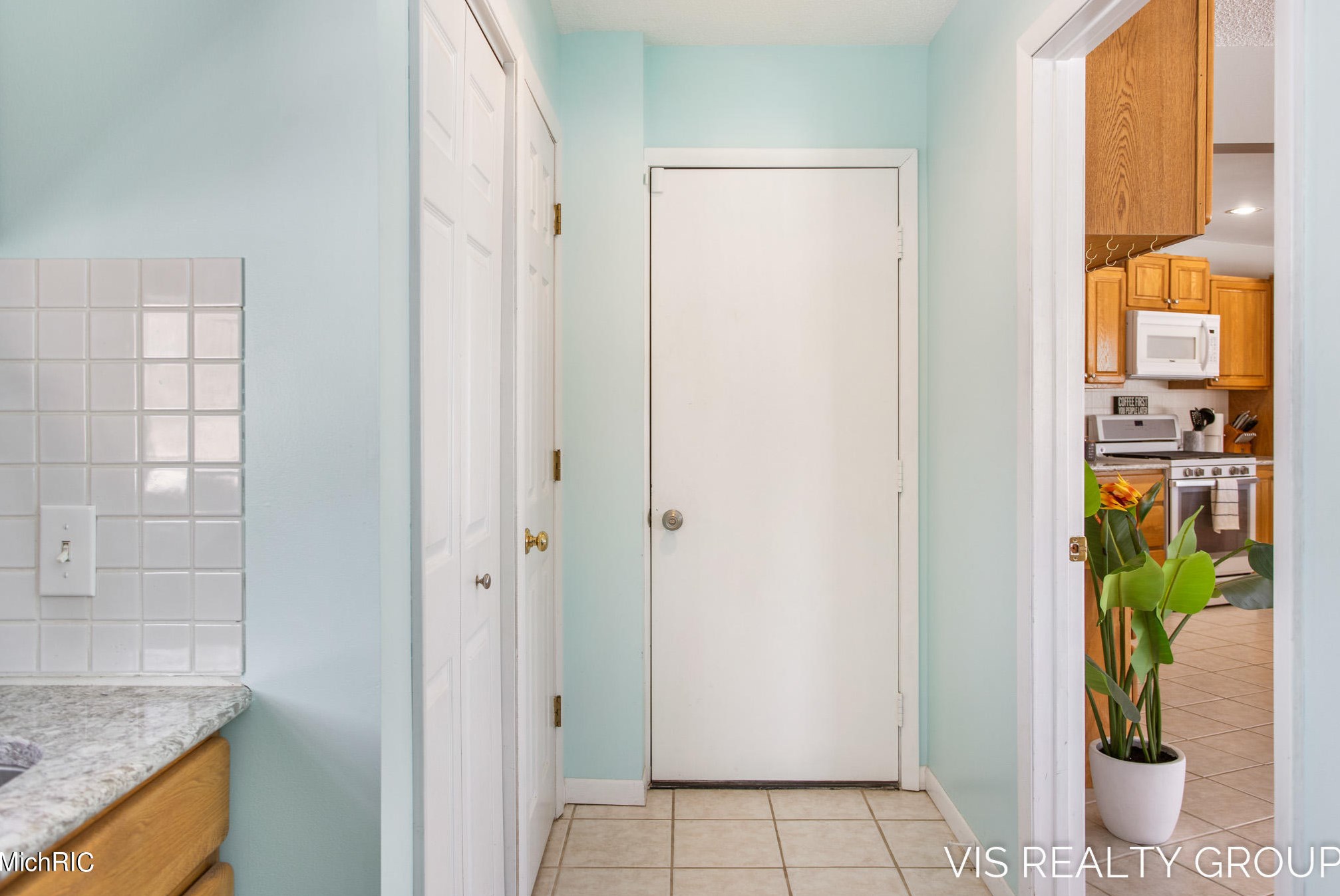 15489 Oak Dr, Spring Lake MI 49456-2147 exterior