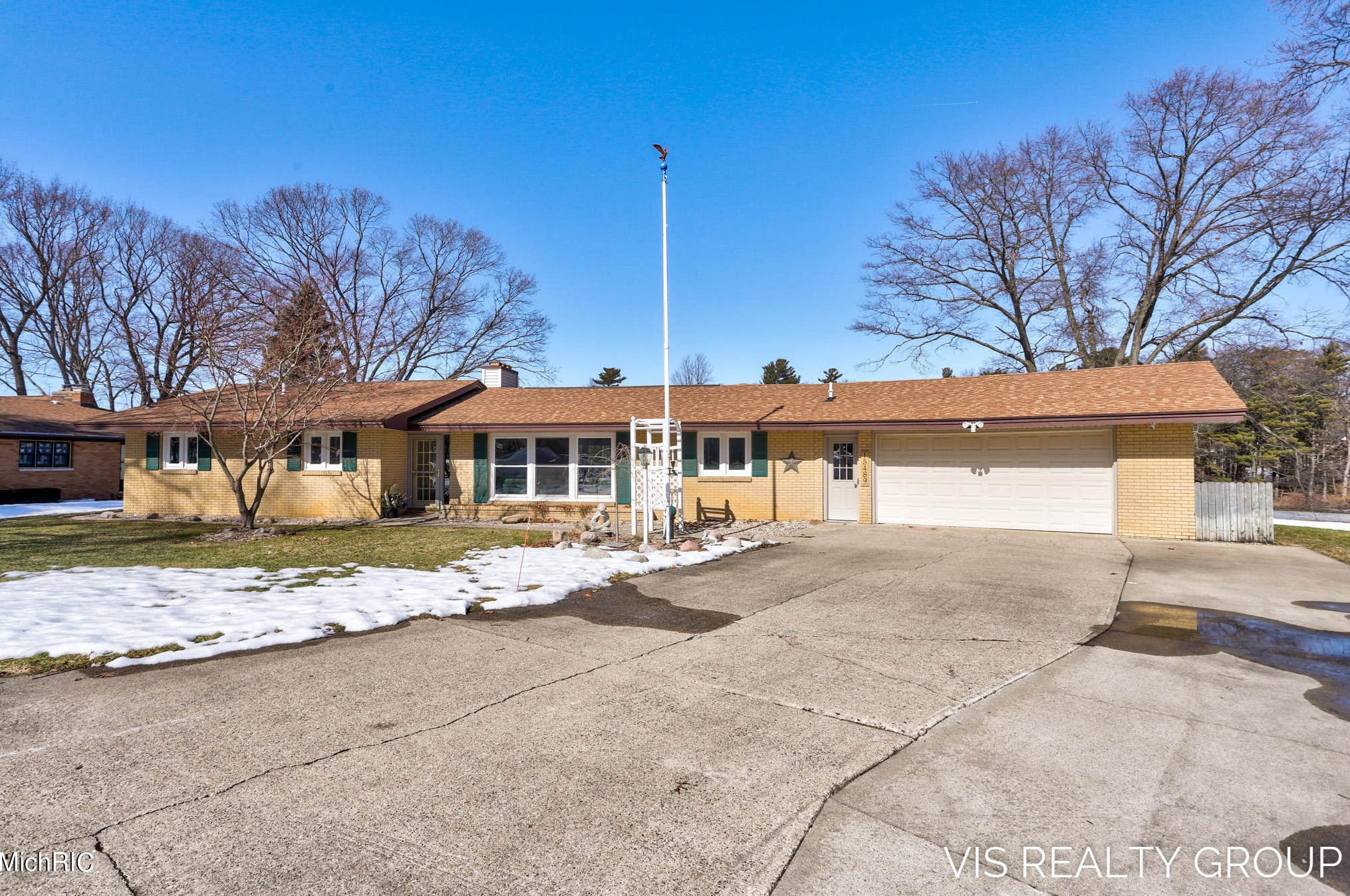 15489 Oak Dr, Spring Lake MI 49456-2147 exterior