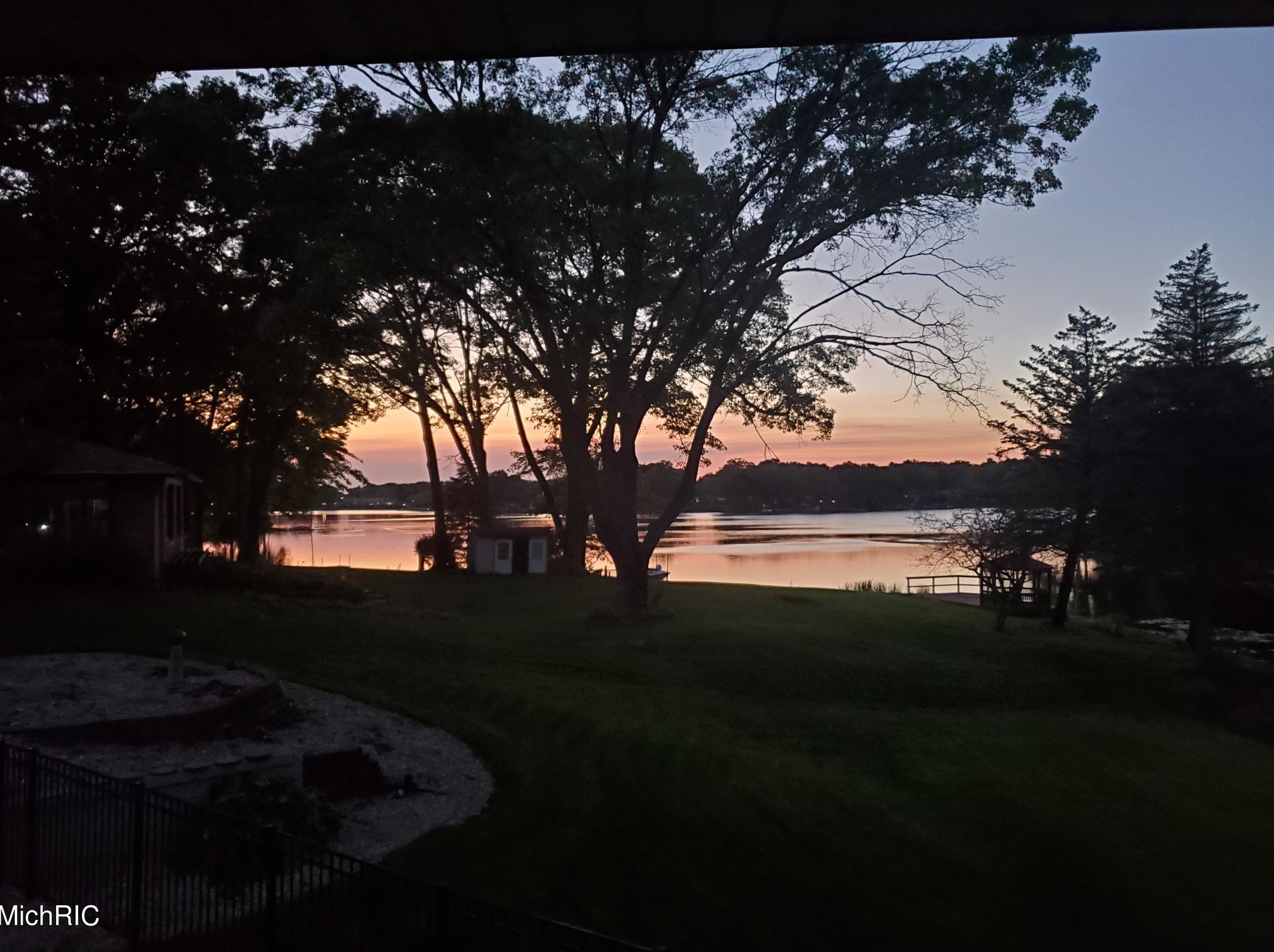 15489 Oak Dr, Spring Lake MI 49456-2147 exterior