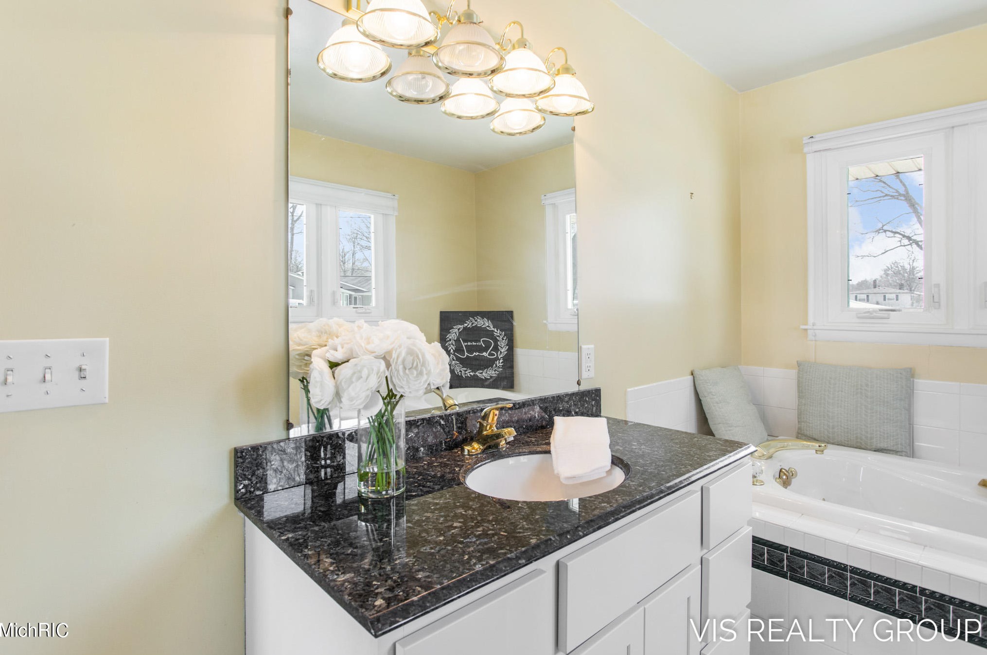 15489 Oak Dr, Spring Lake MI 49456-2147 exterior