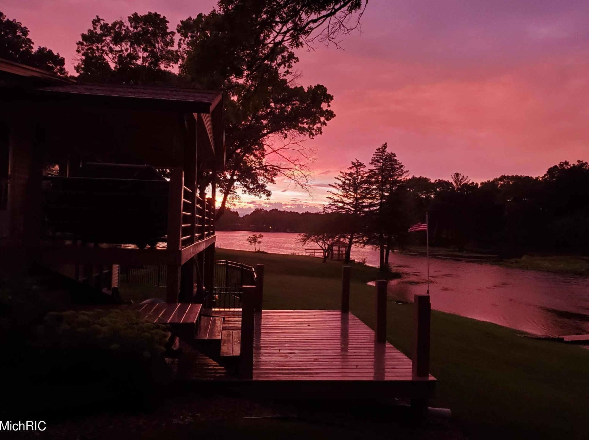 15489 Oak Dr, Spring Lake MI 49456-2147 exterior