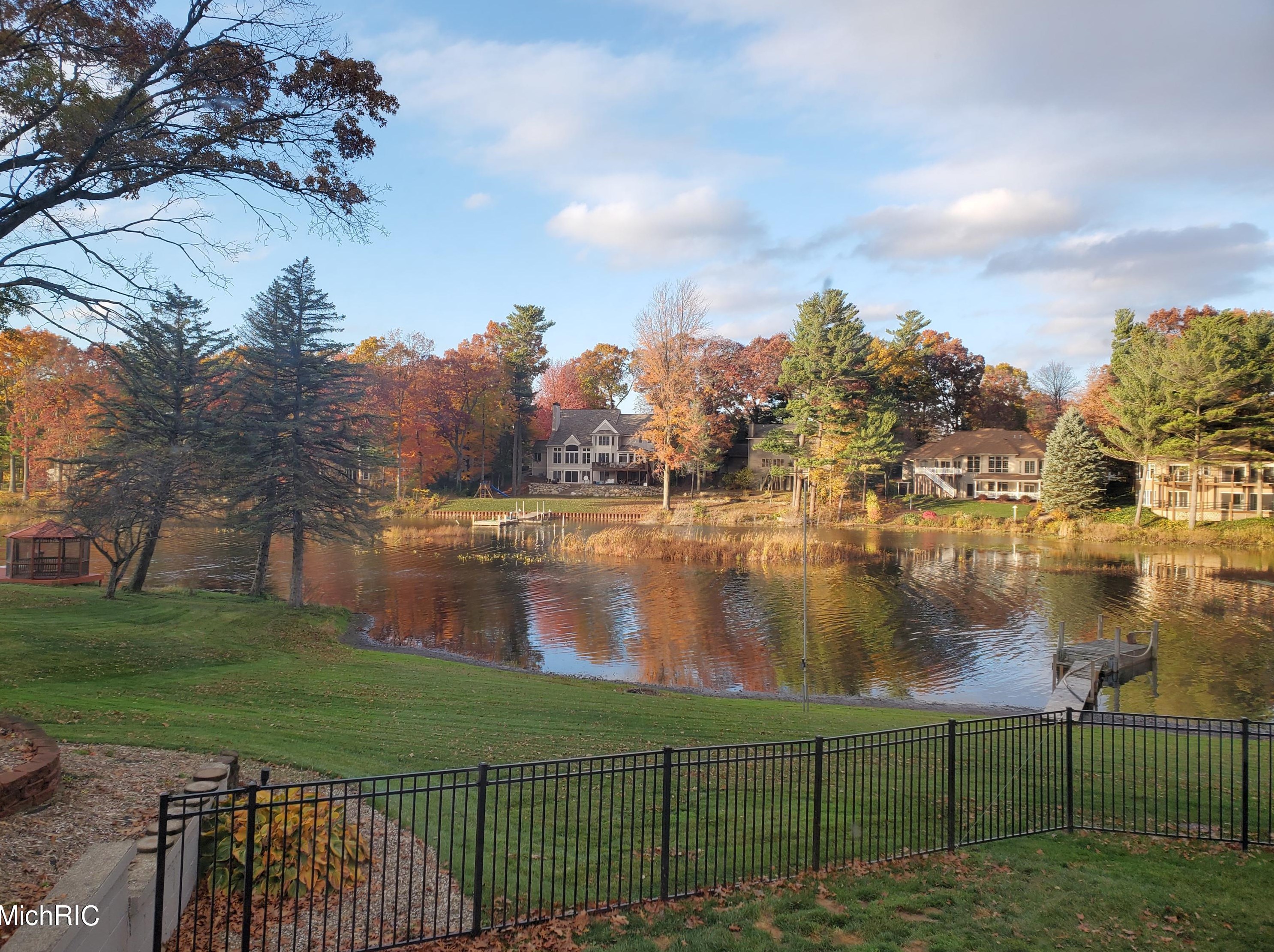 15489 Oak Dr, Spring Lake MI 49456-2147 exterior