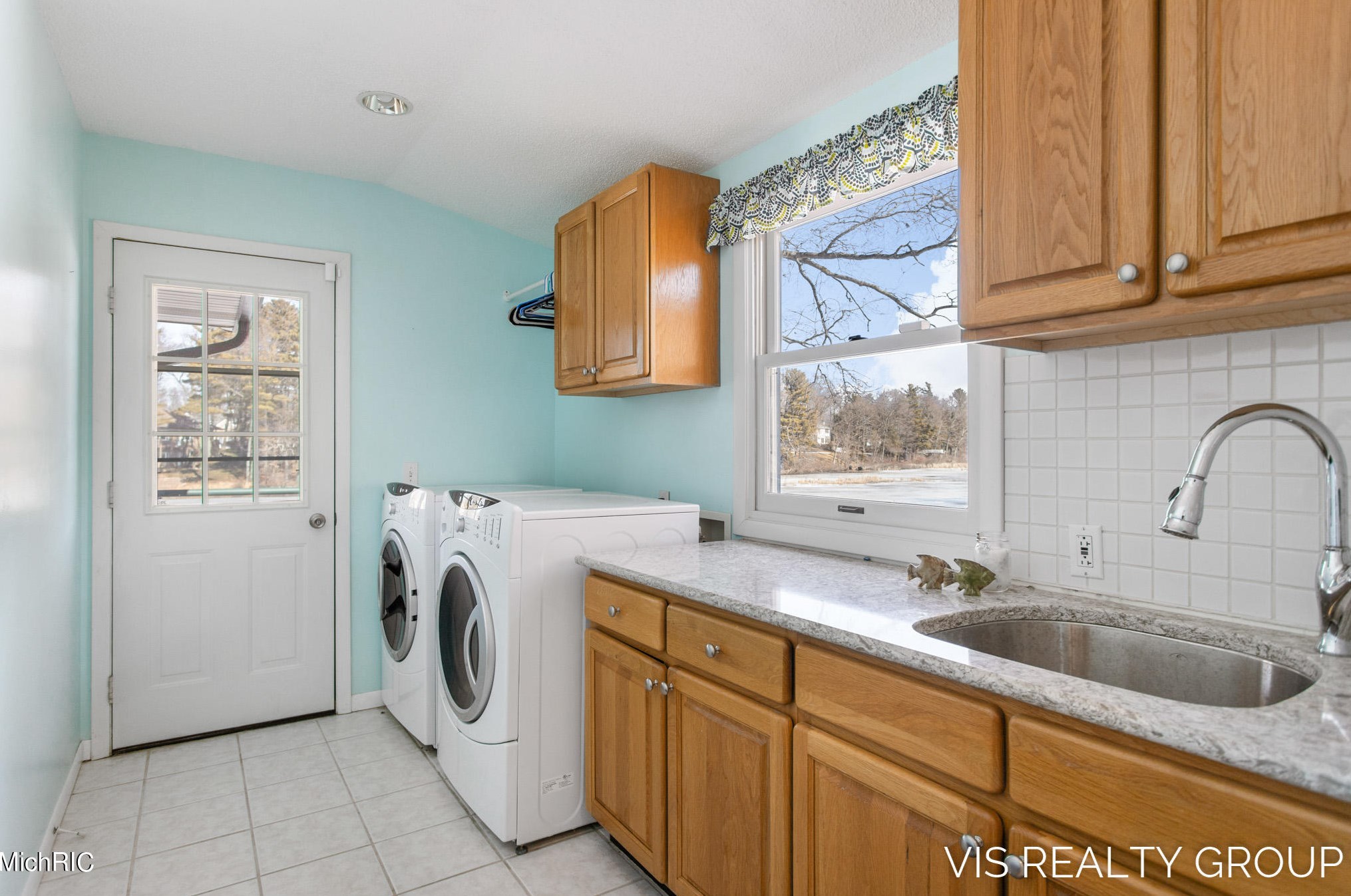 15489 Oak Dr, Spring Lake MI 49456-2147 exterior