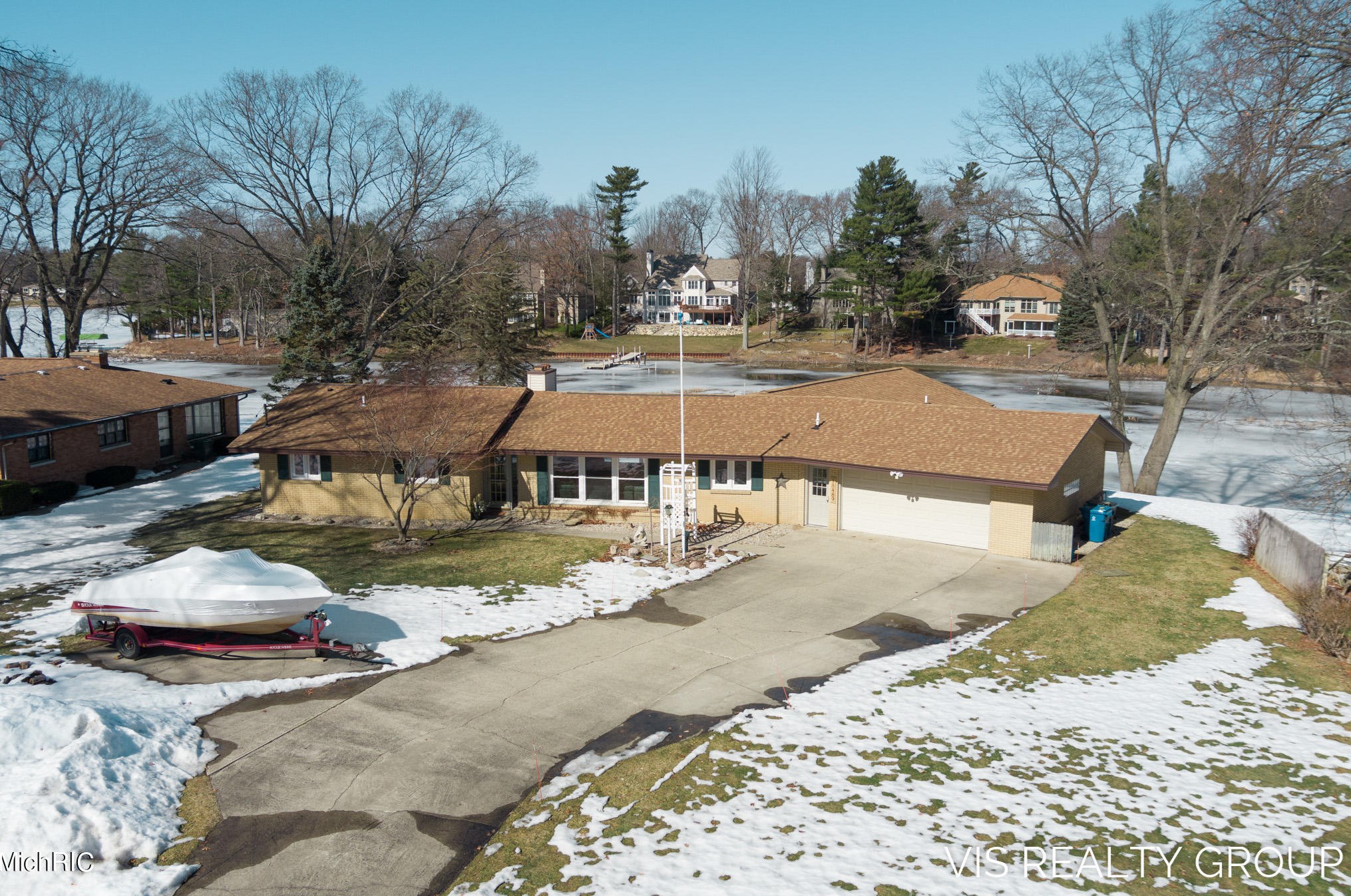 15489 Oak Dr, Spring Lake MI 49456-2147 exterior