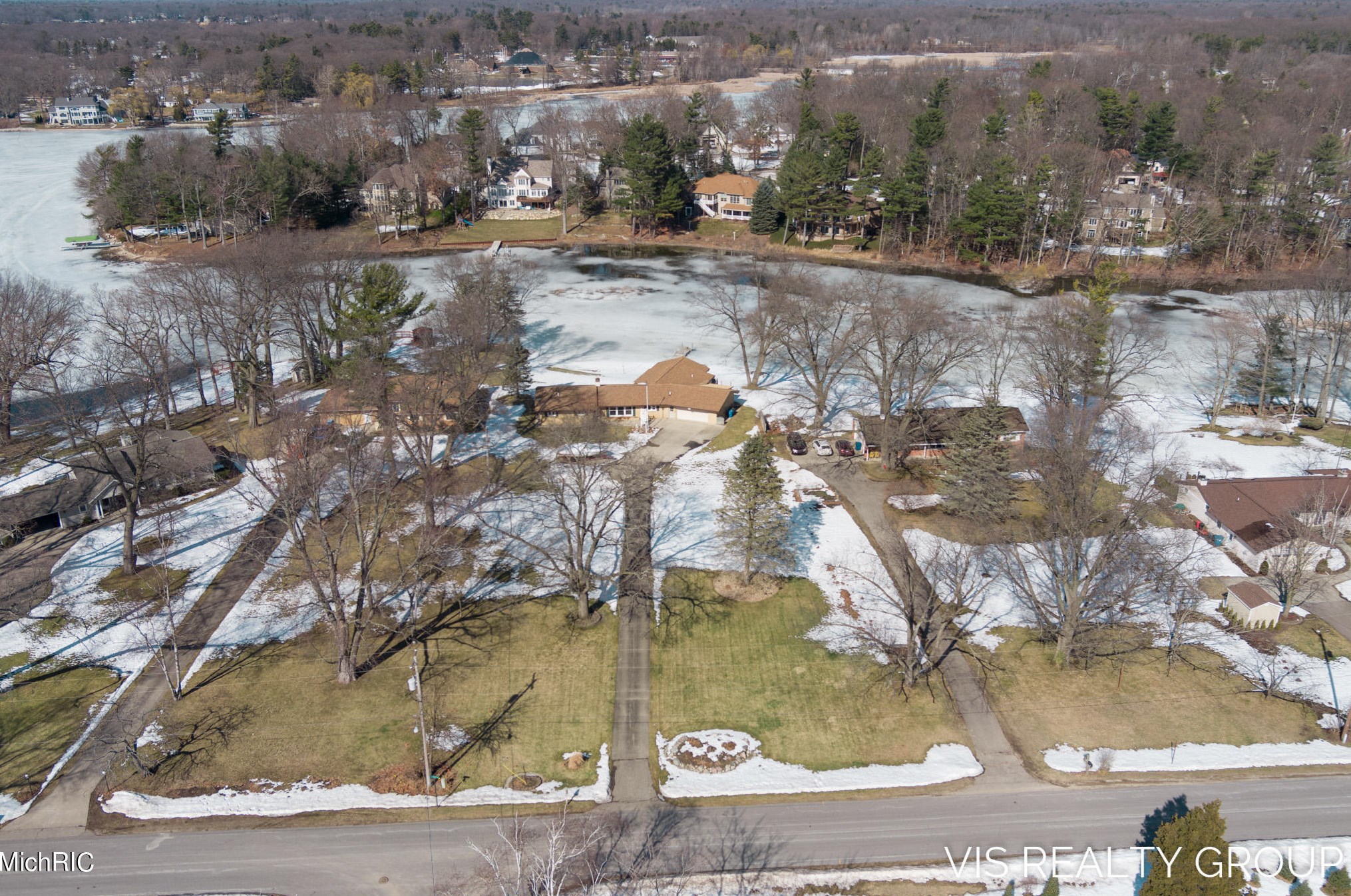 15489 Oak Dr, Spring Lake MI 49456-2147 exterior