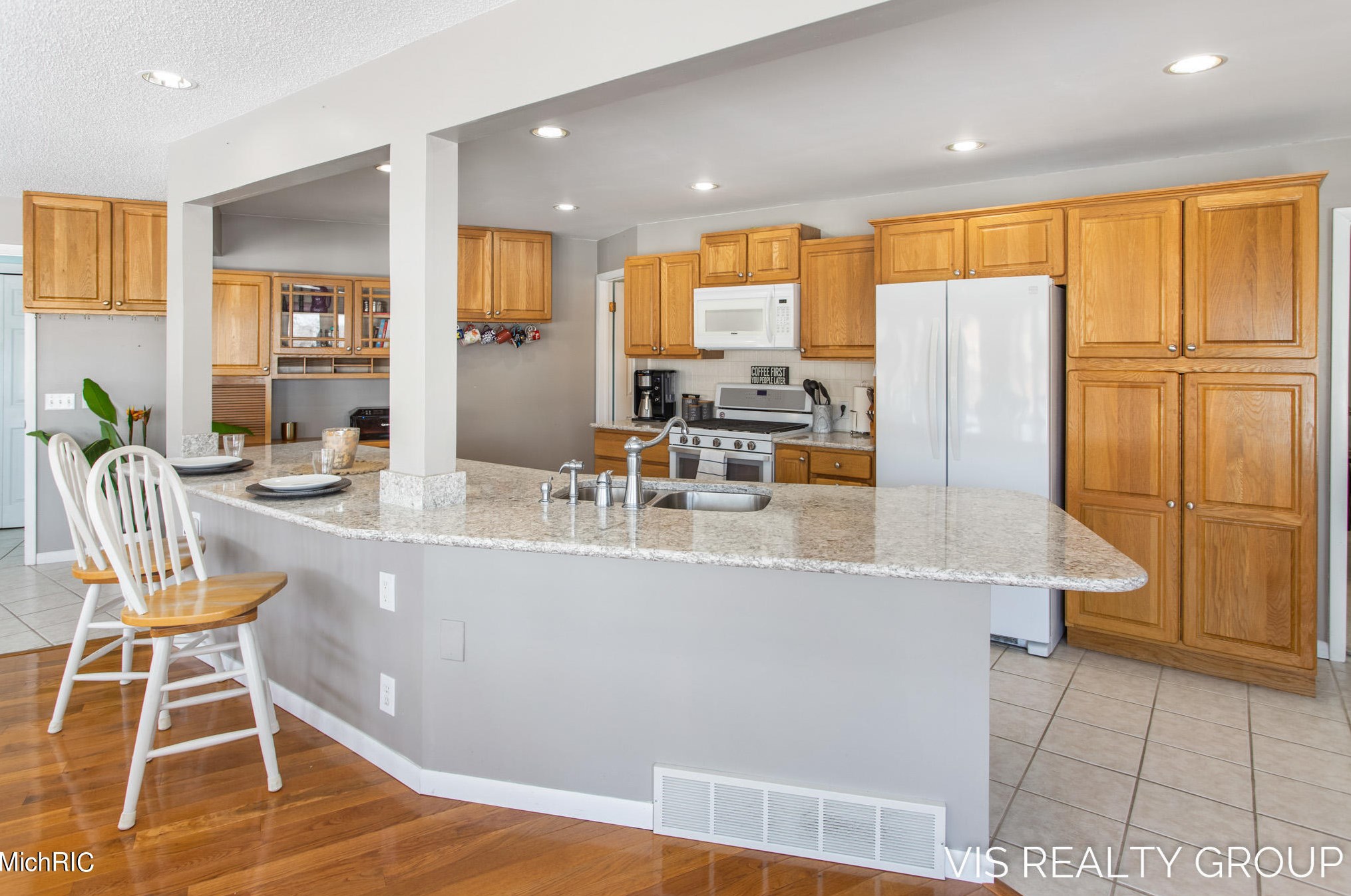 15489 Oak Dr, Spring Lake MI 49456-2147 exterior