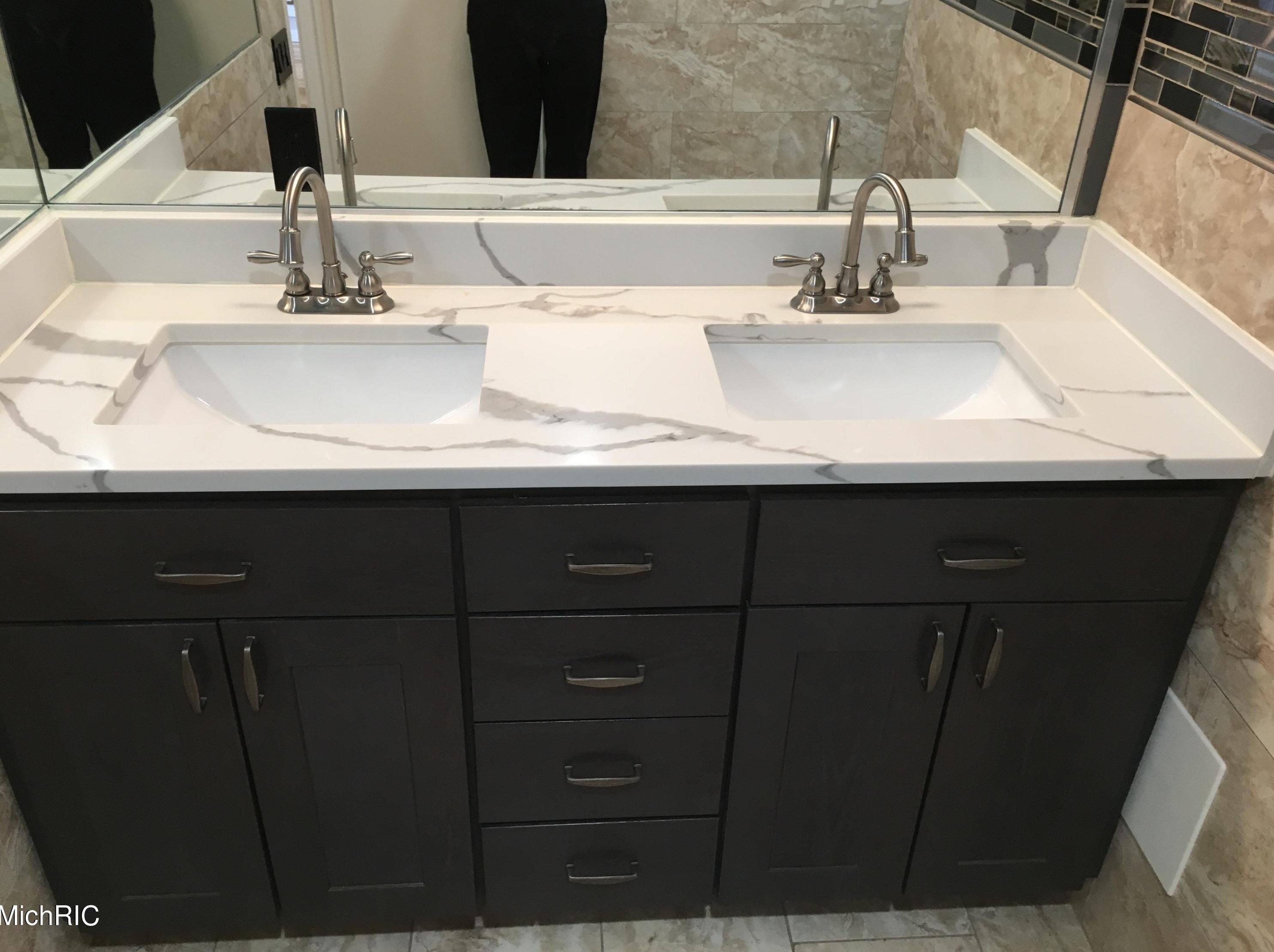 6912 Burlingame Ave, Byron Township MI 49315-9403 exterior