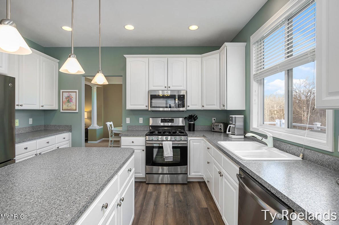 5471 Clemwood Ct, Ada MI 49301-7751 exterior