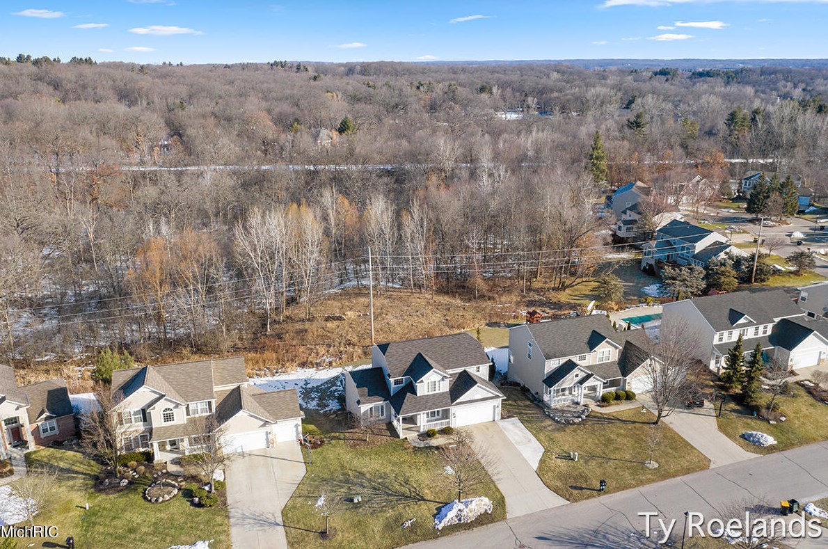 5471 Clemwood Ct, Ada MI 49301-7751 exterior