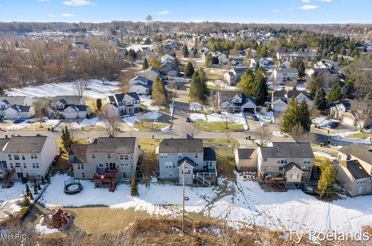 5471 Clemwood Ct, Ada MI 49301-7751 exterior