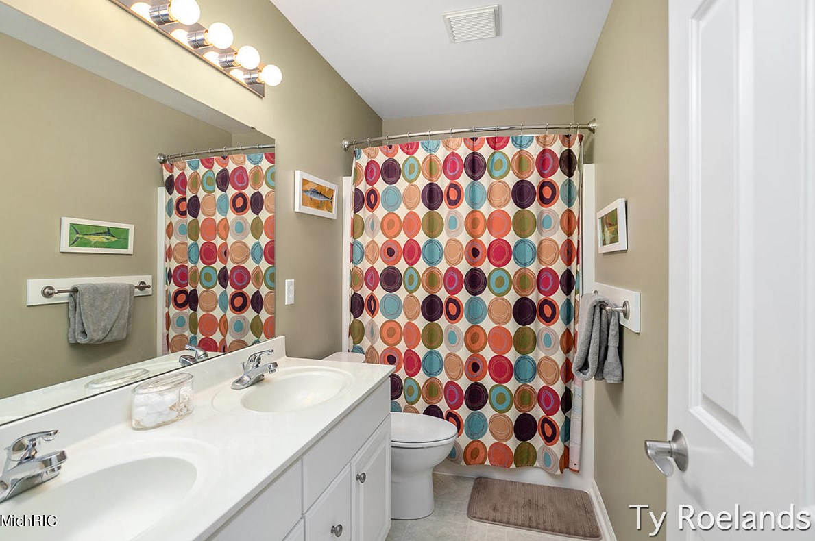 5471 Clemwood Ct, Ada MI 49301-7751 exterior