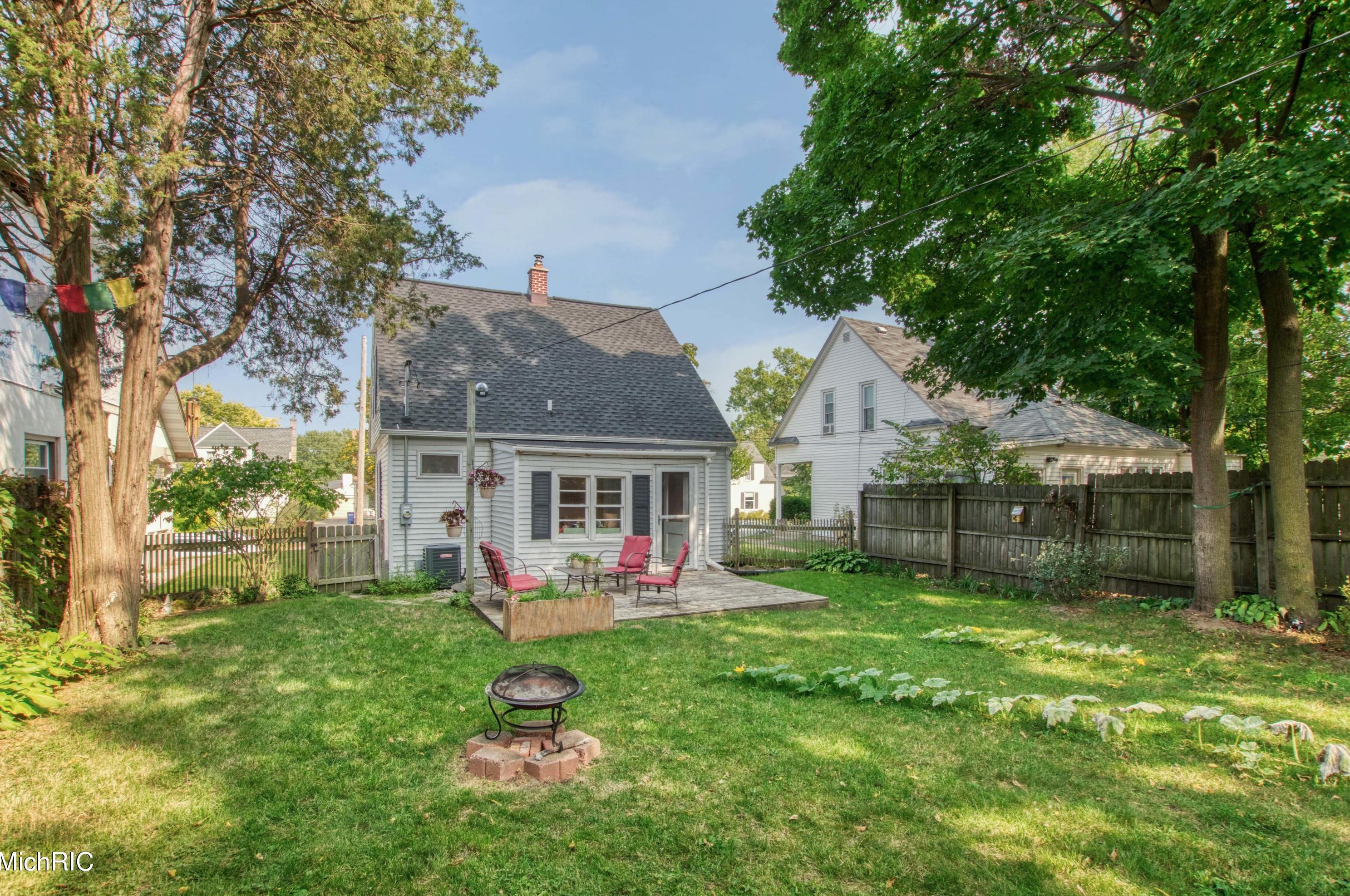 928 Cres St, Grand Rapids MI 49503-3505 exterior