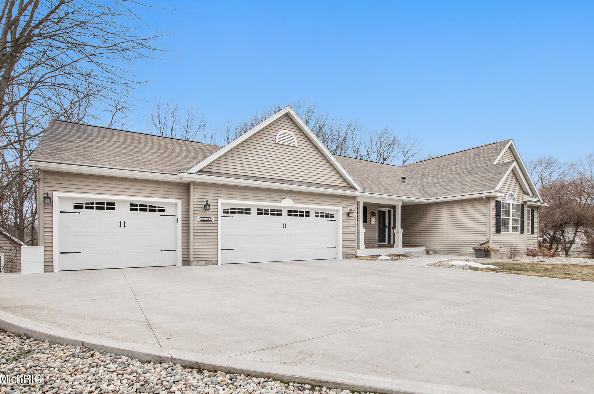 16100 Louis Ln, Spring Lake MI 49456-2200 exterior