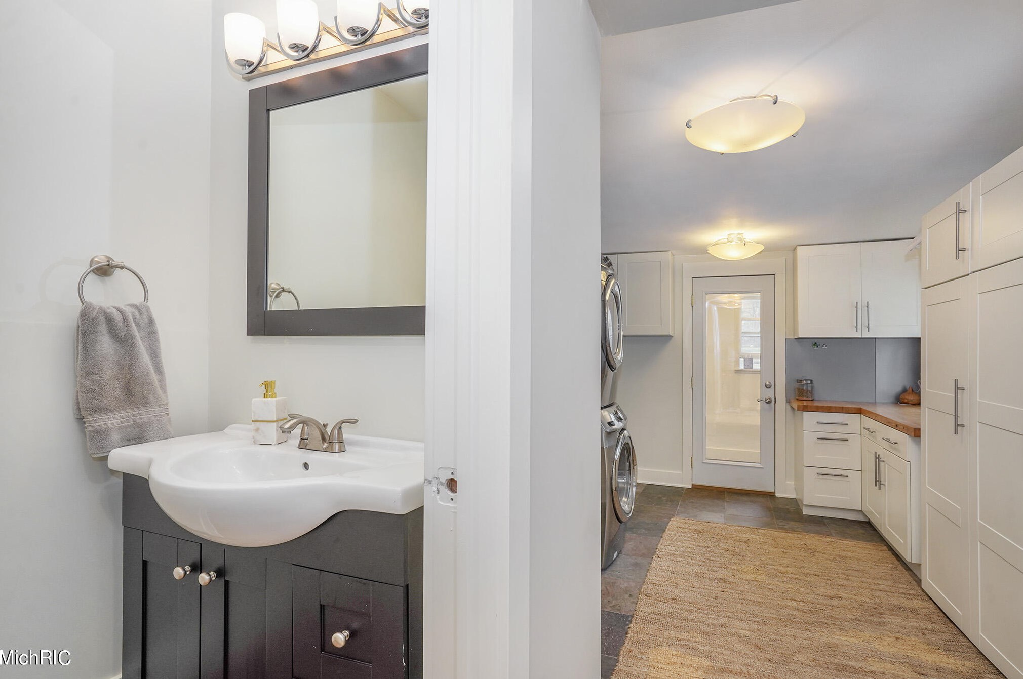 8619 Fulton St, Ada MI 49301-9044 exterior